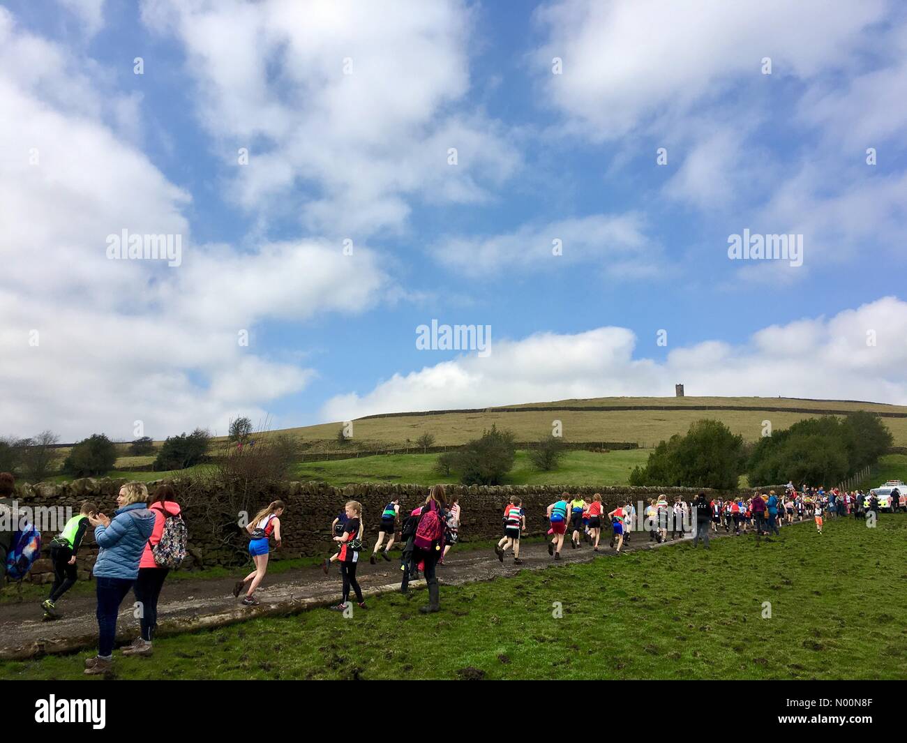 UK : Météo nuageux à Blacko à Pendle. En vertu de la Race (tombé Junior 13s) à Blacko tour sur un après-midi ensoleillé dans le Lancashire Banque D'Images