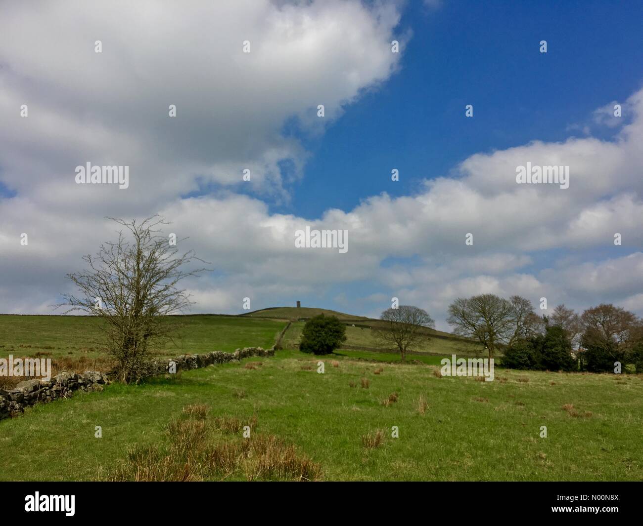 UK : Météo nuageux à Blacko de Pendle, Lancashire. Vue sur Champs vers Blacko Tower Banque D'Images UK : Météo nuageux à Blacko de Pendle, Lancashire. Vue sur Champs vers Blacko Tower Banque D'Images