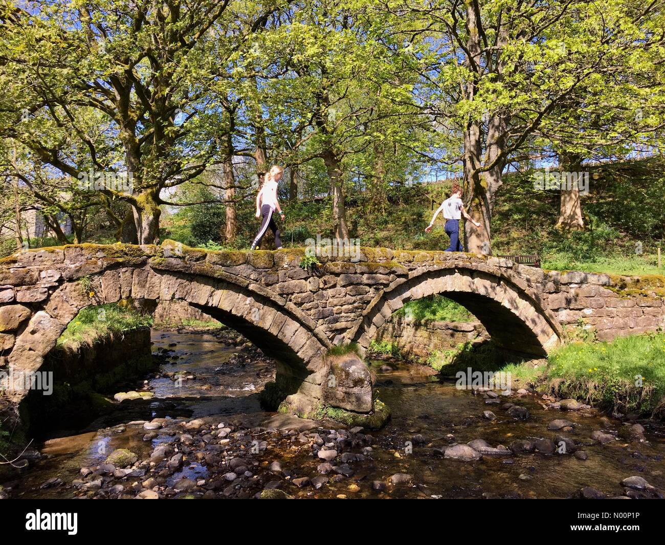UK Météo : ensoleillé dans la région de Wycoller, Lancashire. Belle journée ensoleillée à Breistroff-la dans le Lancashire où les enfants traverser le pont en pierre à cheval. Banque D'Images UK Météo : ensoleillé dans la région de Wycoller, Lancashire. Belle journée ensoleillée à Breistroff-la dans le Lancashire où les enfants traverser le pont en pierre à cheval. Banque D'Images