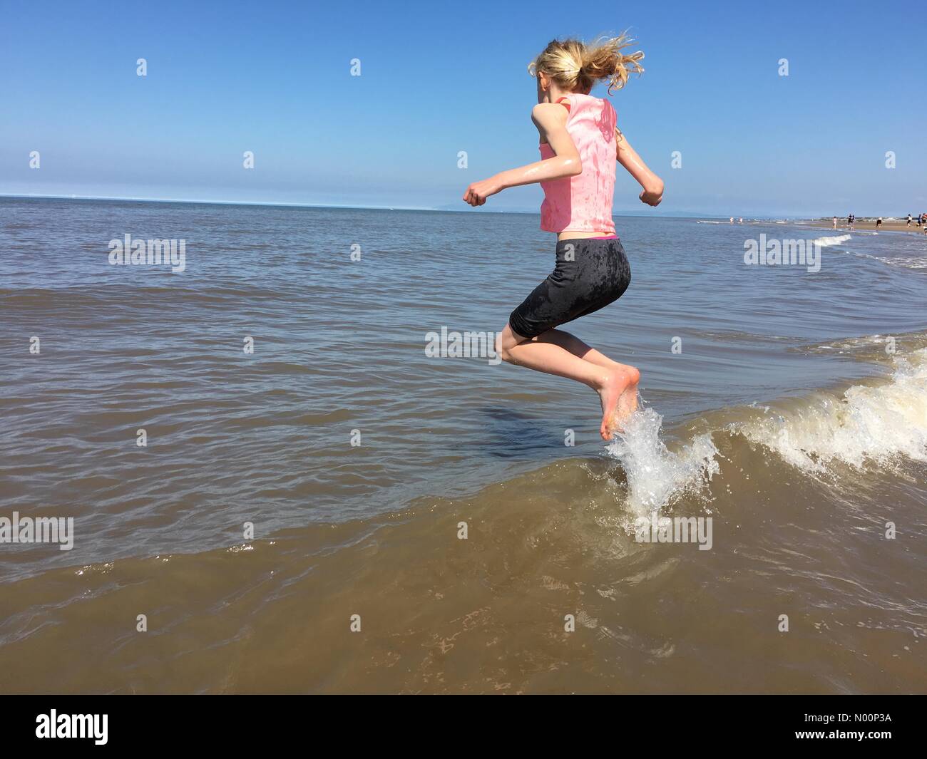 UK Météo : ensoleillé dans Cleveleys, Lancashire. Jeune fille ayant l'amusement dans la mer sur une magnifique journée ensoleillée dans Cleveleys Banque D'Images UK Météo : ensoleillé dans Cleveleys, Lancashire. Jeune fille ayant l'amusement dans la mer sur une magnifique journée ensoleillée dans Cleveleys Banque D'Images