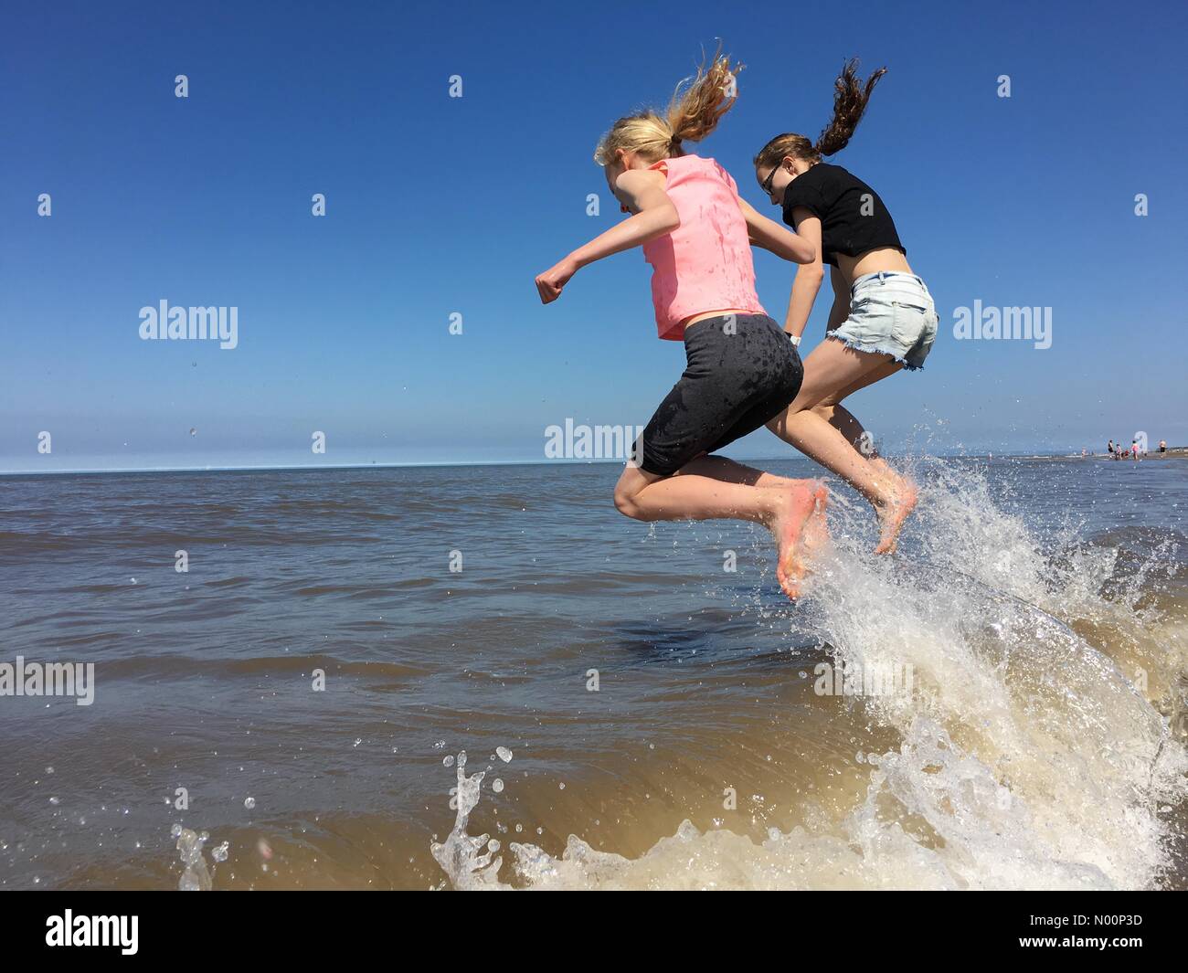 UK Météo : ensoleillé dans Cleveleys, Lancashire. Les jeunes filles s'amusant dans la mer sur une magnifique journée ensoleillée dans Cleveleys Banque D'Images UK Météo : ensoleillé dans Cleveleys, Lancashire. Les jeunes filles s'amusant dans la mer sur une magnifique journée ensoleillée dans Cleveleys Banque D'Images