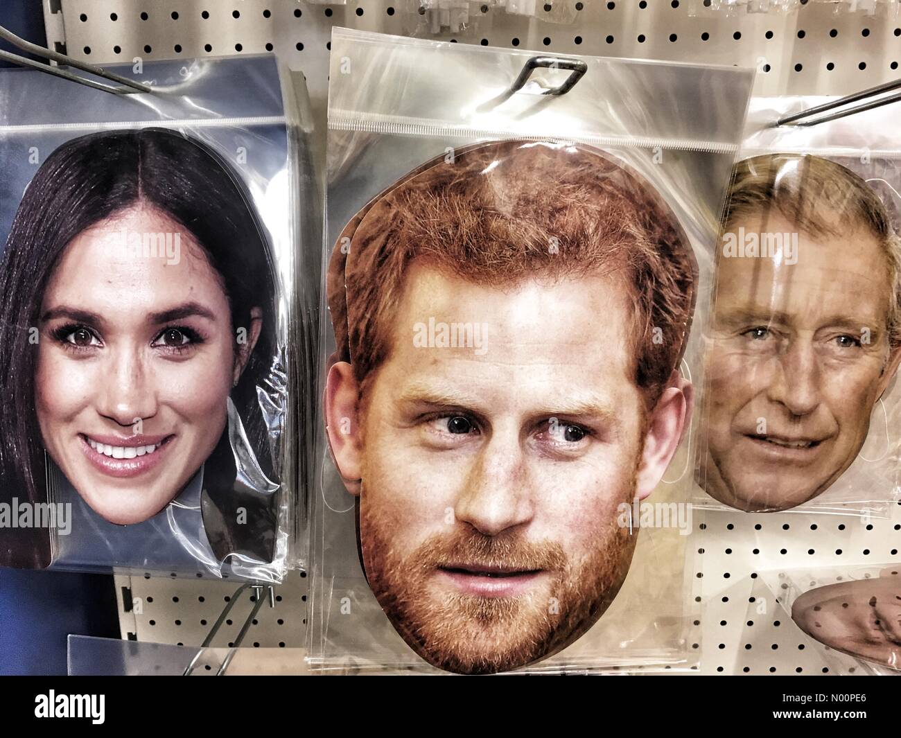 Meghan Markle, le prince Harry et le Prince Charles memorabilia vu à vendre en avance sur le mariage royal à Londres Banque D'Images