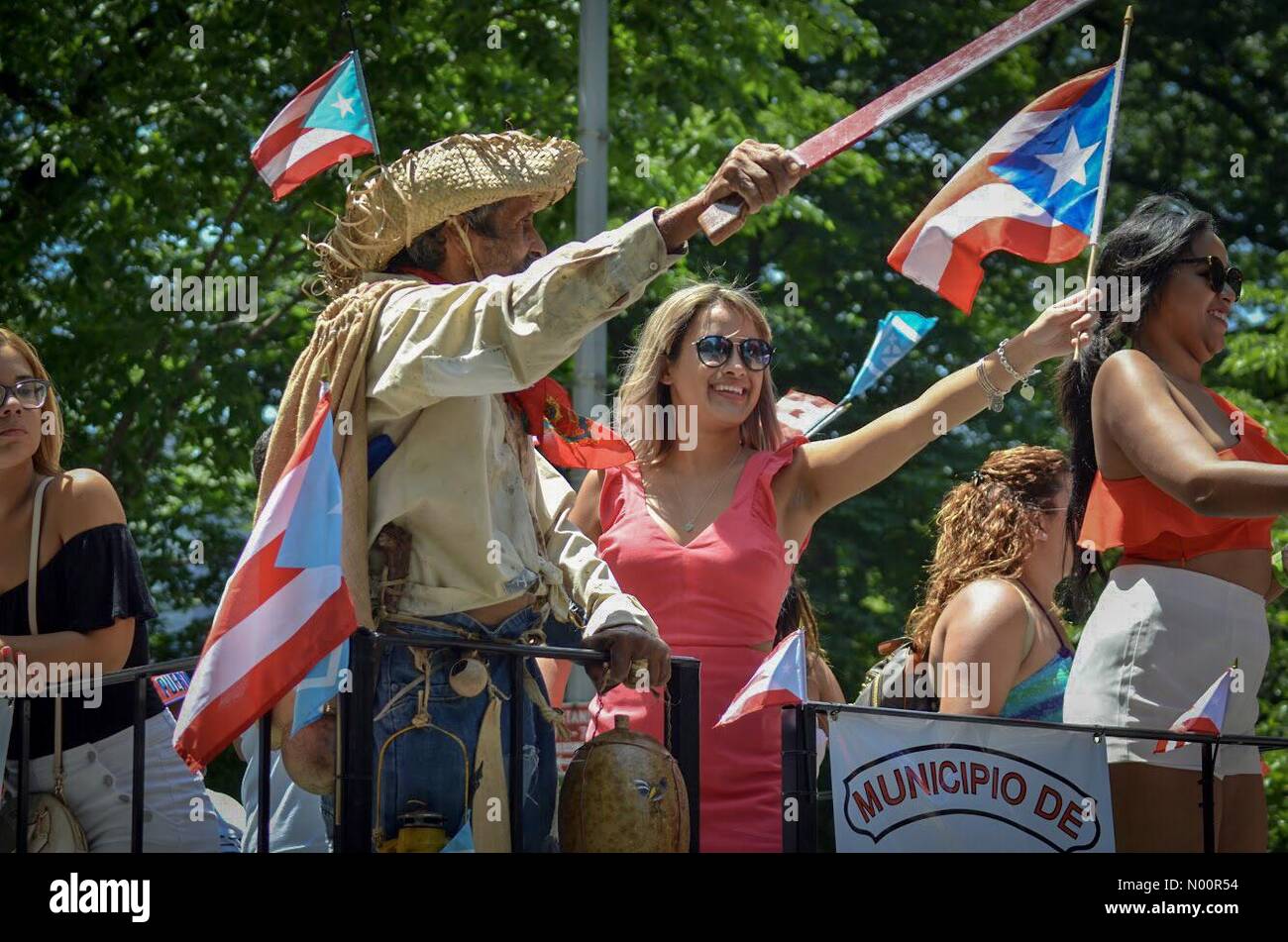 New York, USA. 9 juin 2018. Spectateurs le long de la cinquième avenue à New York City pendant la parade Portoricaine 2017 Credit : Ryan Rahman/StockimoNews/Alamy Live News Banque D'Images