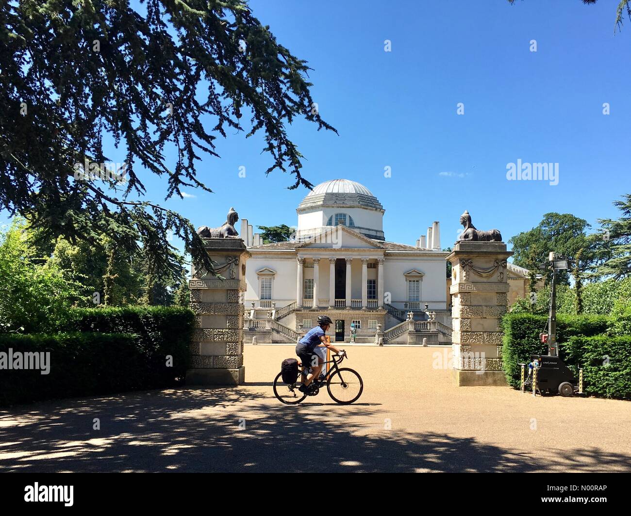 Météo Royaume-Uni Londres, Angleterre 18 Juin 2018 Un cycliste profitant de l'après-midi chaud et ensoleillé à Chiswick House où la température atteint 26 °C. Banque D'Images