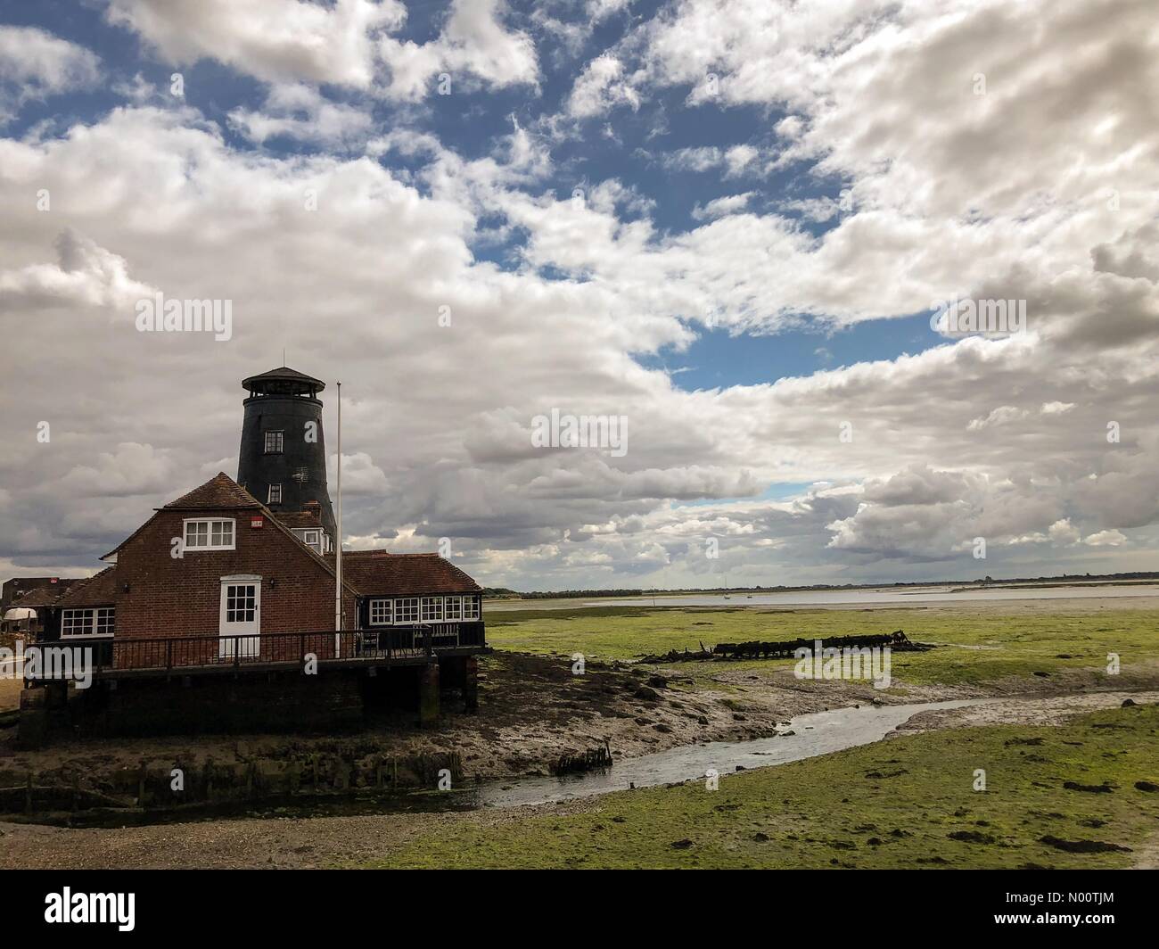 Havant, UK. 17 juillet, 2018. Météo : Nuageux UK Havant. Le port de Langstone, Havant. Météo nuageux et venteux le long de la côte sud d'aujourd'hui. Langstone Harbour dans Havant, Hampshire. /StockimoNews jamesjagger : Crédit/Alamy Live News Banque D'Images