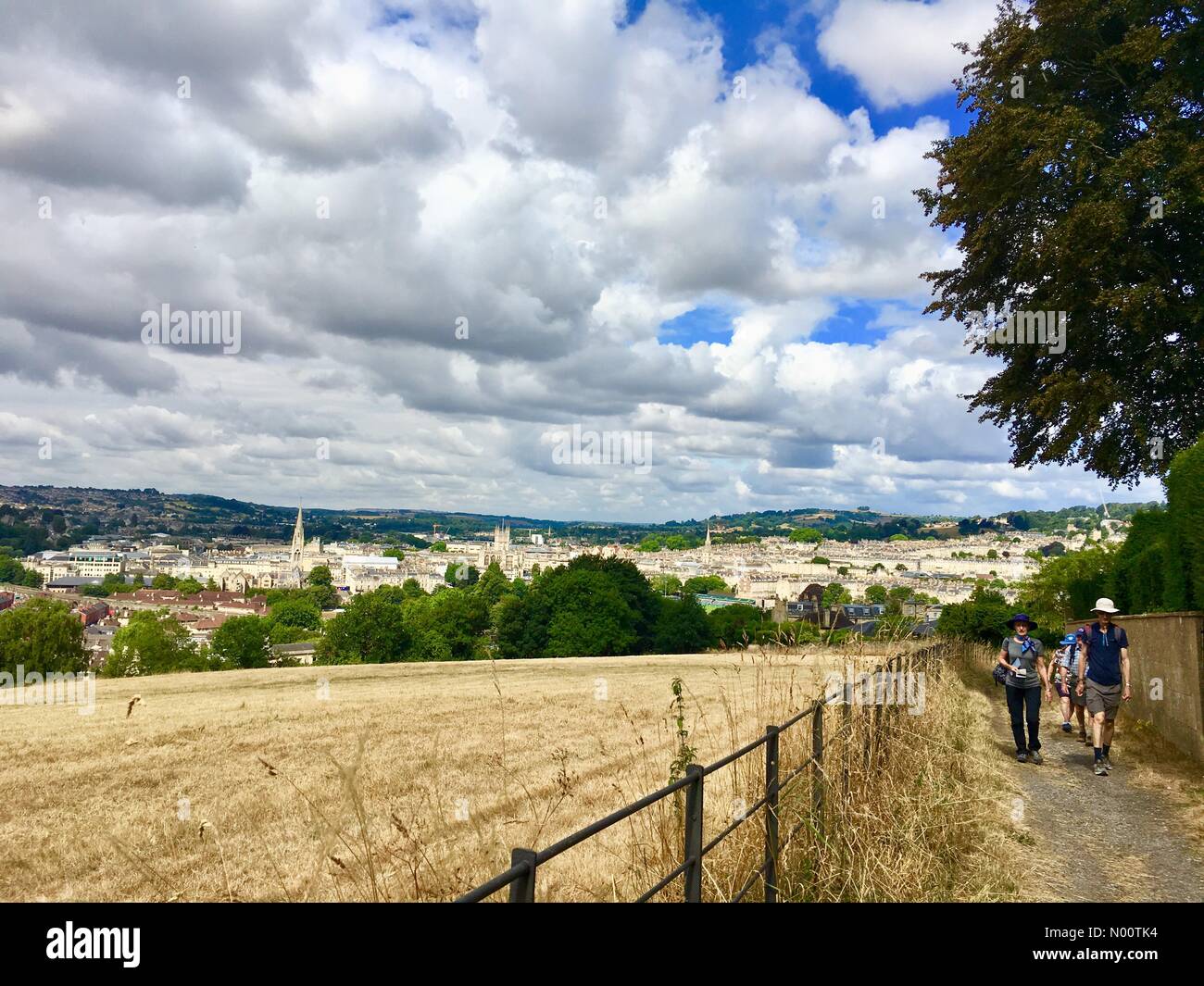 Bath, Royaume-Uni. 17 juillet 2018. Météo France : la sécheresse à Bath - Bath, Angleterre Royaume-uni 17 juillet 2018 touristes qui viennent de Nouvelle-Zélande randonnée le long des champs secs pour voir de belles vues de baignoire sur un jour nuageux. Credit : Lisa Werner/StockimoNews/Alamy Live News Banque D'Images