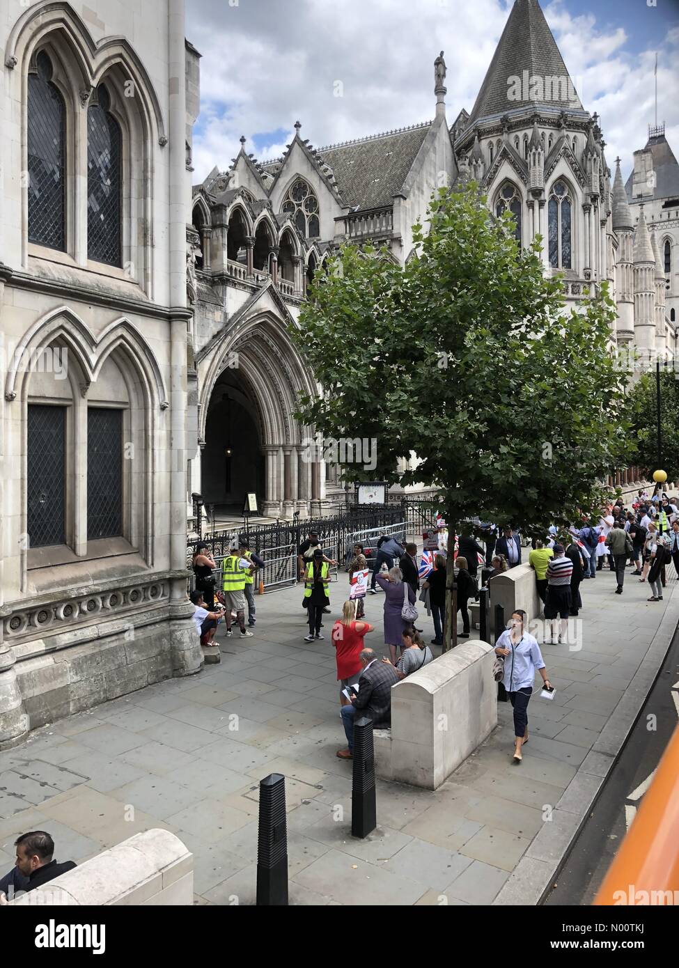 Manifestants devant la Cour de justice pour protester contre l'incarcération de Tommy Robinson Banque D'Images