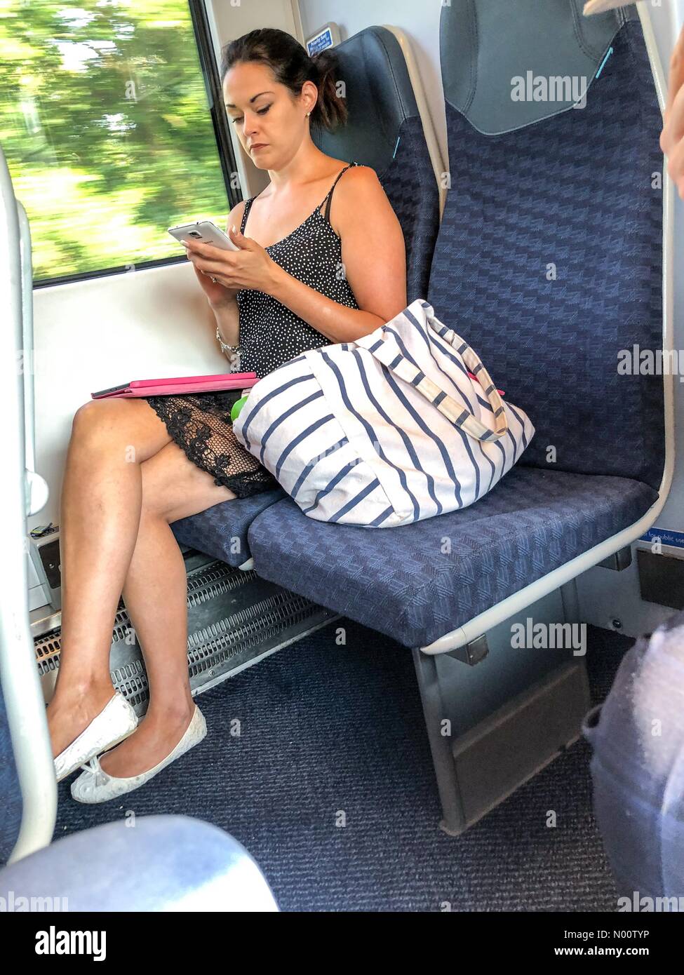 Godalming, UK. 26 juillet, 2018. SW Trains, Milford, au Royaume-Uni. D'une grève par les gardes de fer a causé des perturbations sur la ligne d'Portsmouth-Waterloo aujourd'hui. A commuter sur South West Trains en retard. /StockimoNews jamesjagger : Crédit/Alamy Live News Banque D'Images