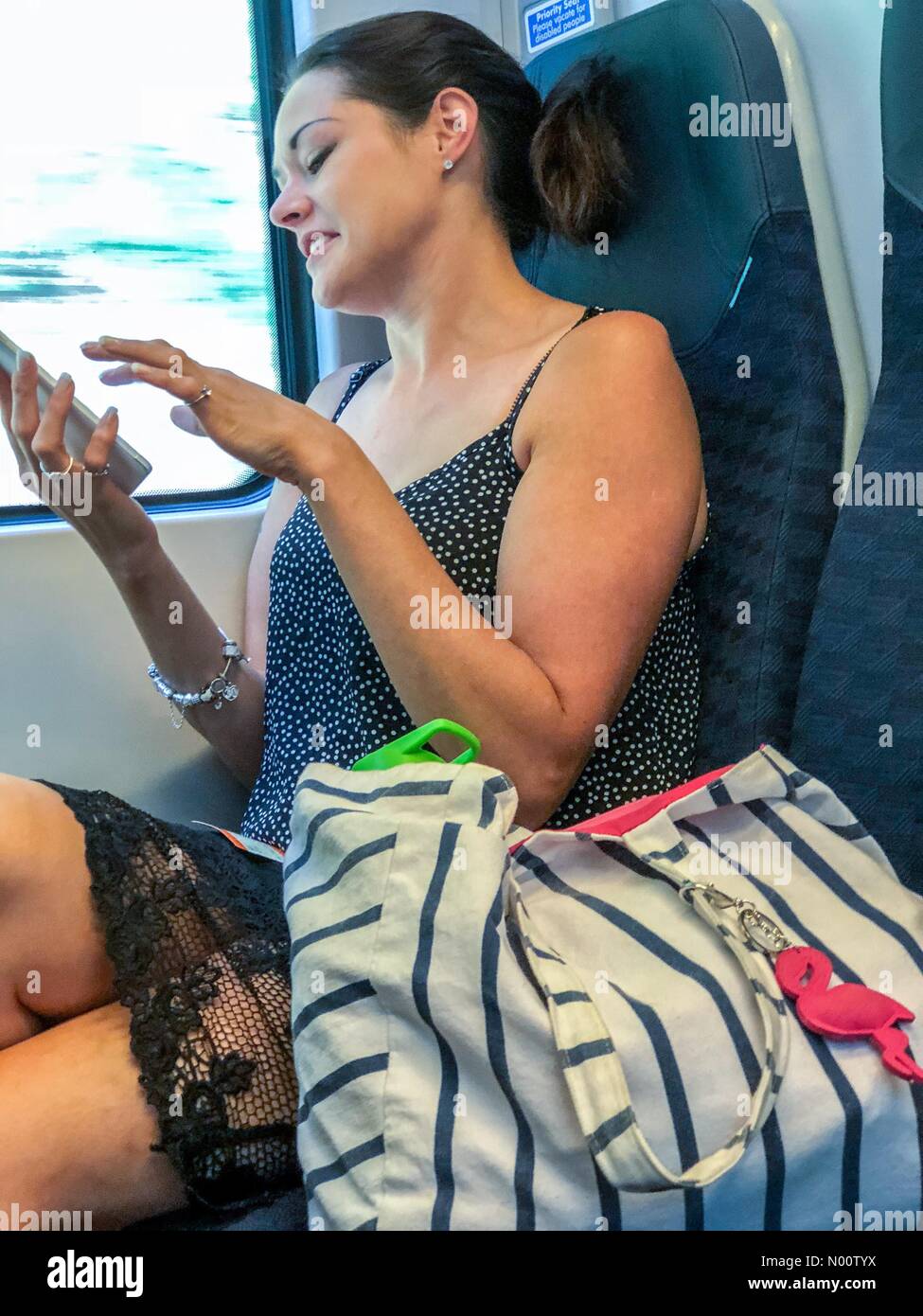Guildford, Royaume-Uni. 26 juillet, 2018. SW Trains, Milford, au Royaume-Uni. D'une grève par les gardes de fer a causé des perturbations sur la ligne d'Portsmouth-Waterloo aujourd'hui. A commuter sur South West Trains en retard. /StockimoNews jamesjagger : Crédit/Alamy Live News Banque D'Images
