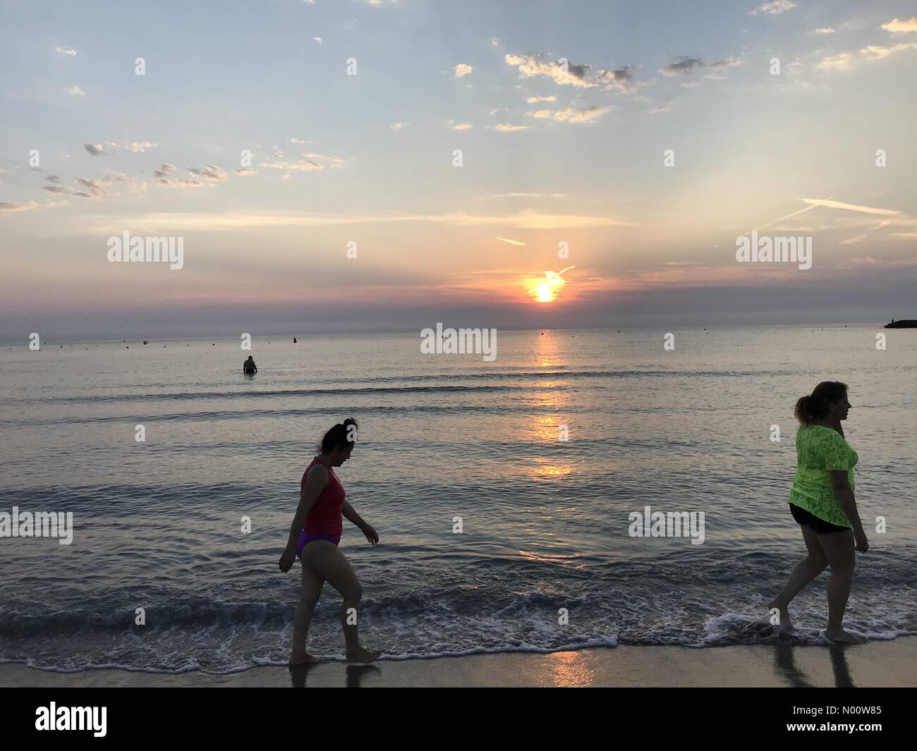 Javea, Costa Blanca, Espagne. 3e août 2018. Espagne : la météo. 3 août 2018. Que les températures devraient atteindre 47C dans le sud-ouest de l'Espagne les gens prennent à la plage à l'aube dans un effort pour combattre la chaleur à Javea sur la Costa Blanca. Credit : Josie Elias/StockimoNews/Alamy Live News Banque D'Images