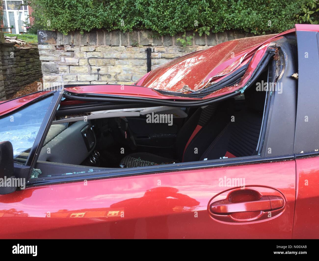 Sheffield, Royaume-Uni. 19 septembre 2018. Voiture écrasée par arbre durant tempête Ali à Priory Road Crédit : Sheffield/StockimoNews willo/Alamy Live News Banque D'Images