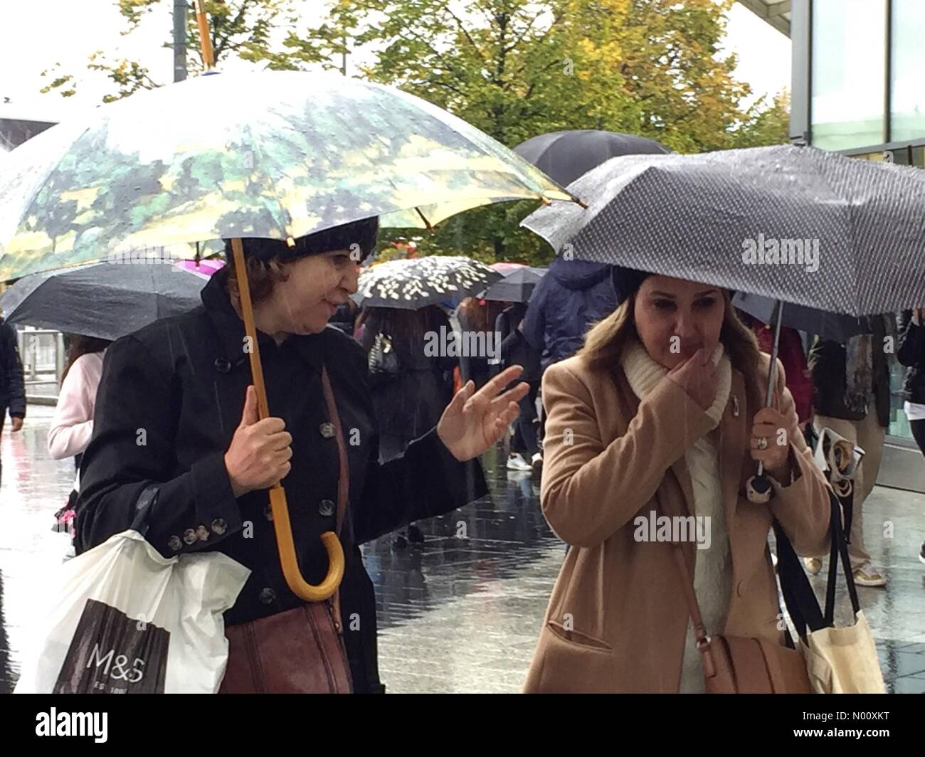 Météo France : Les gens utilisent des parapluies à l'abri de la pluie dans la région de Shepherd's Bush, Londres. Banque D'Images