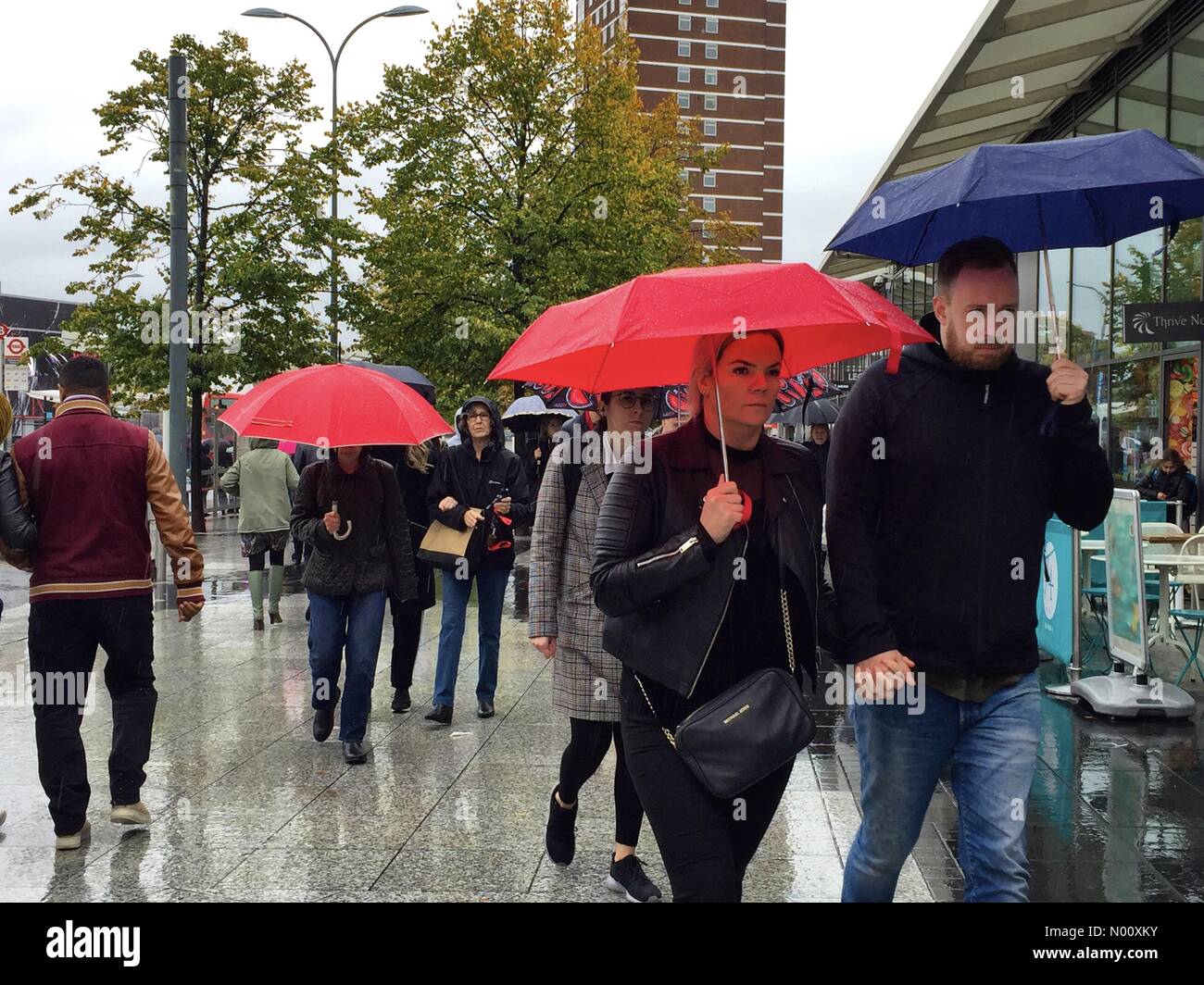 Météo France : Les gens utilisent des parapluies à l'abri de la pluie dans la région de Shepherd's Bush, Londres. Banque D'Images