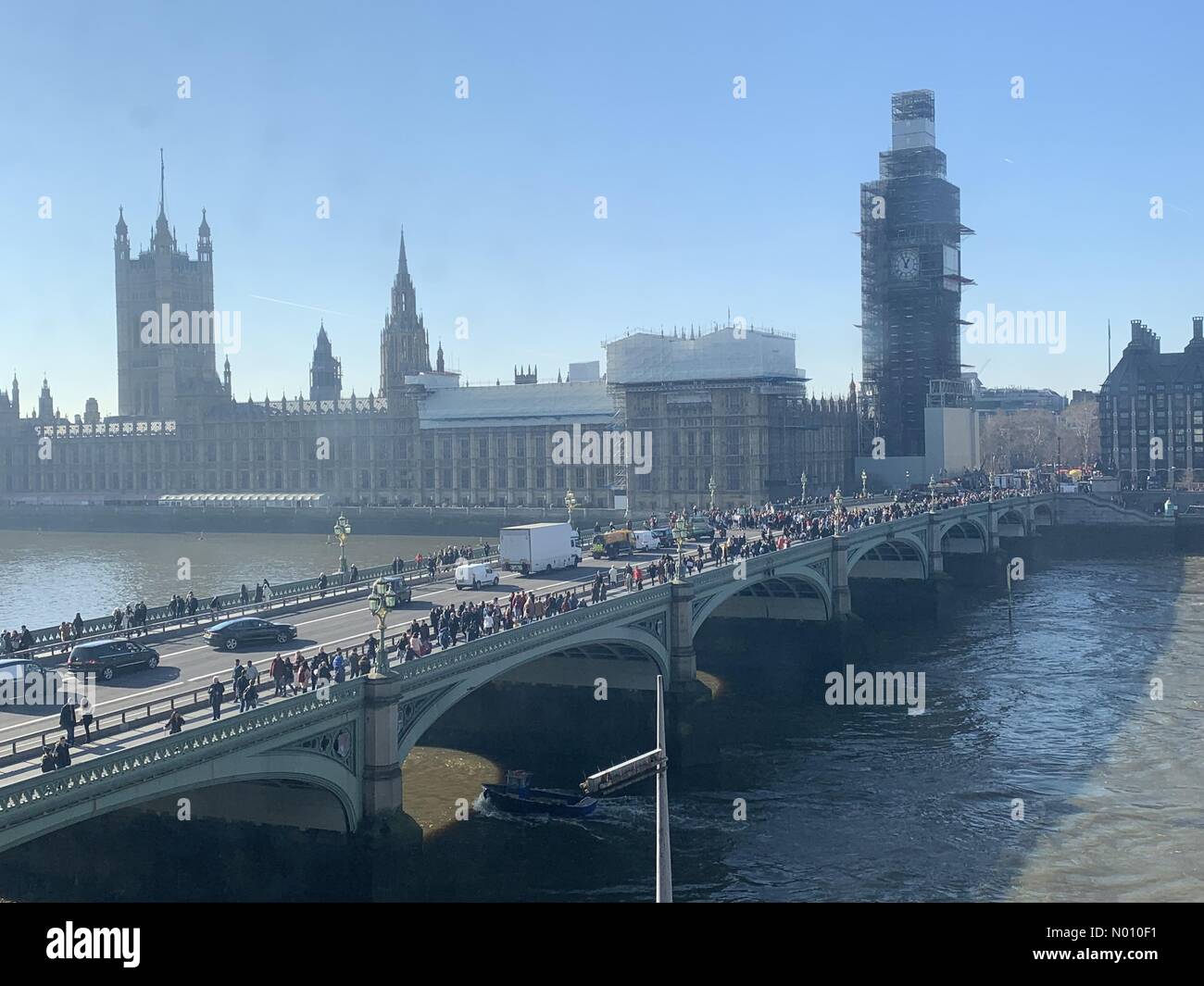 Londres, Royaume-Uni. Feb 15, 2019. Grève de la jeunesse 4 climat sur le pont de Westminster. Changement climatique Les écoles Crédit : westminster protestation/StockimoNews annablue/Alamy Live News Banque D'Images