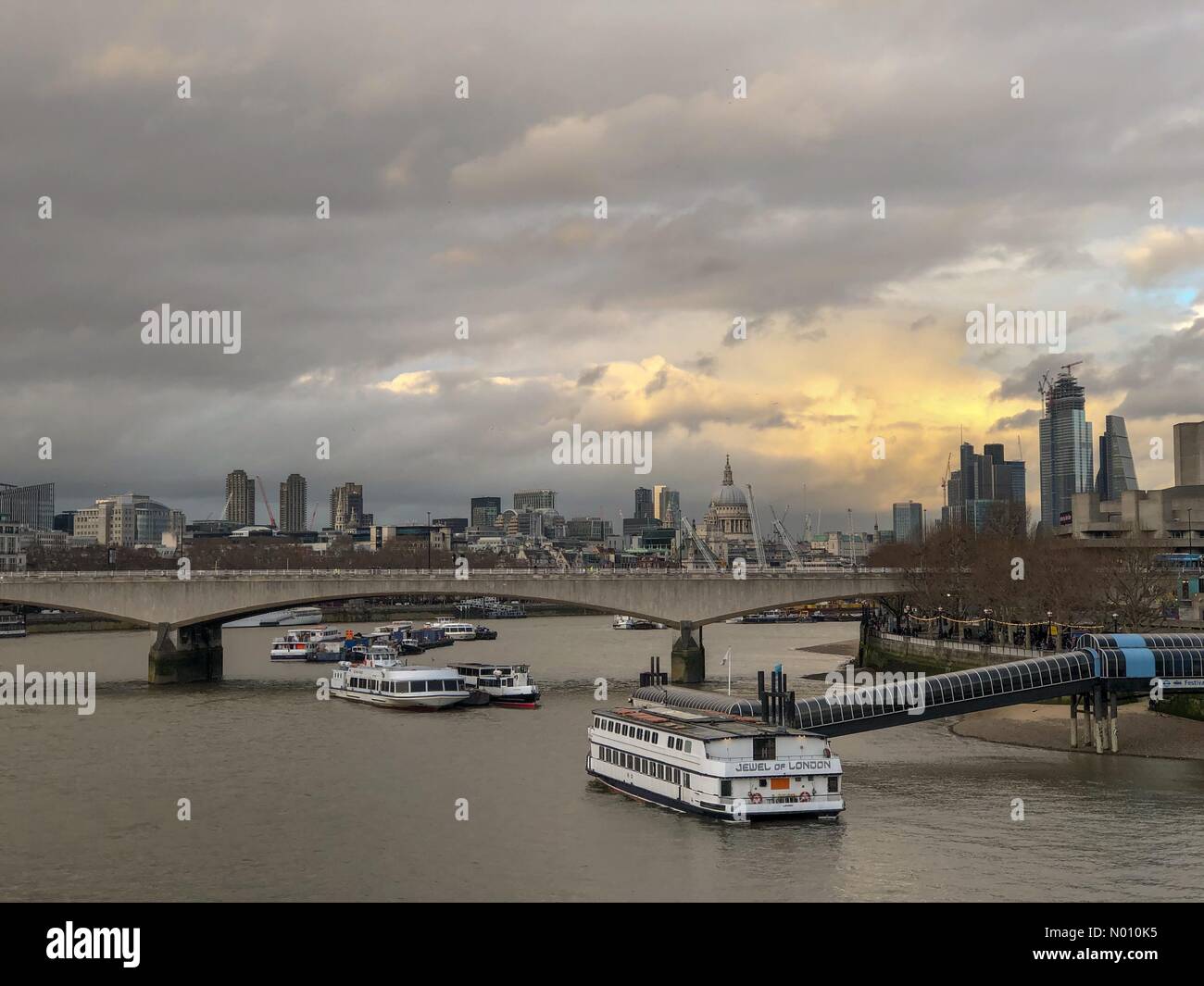 Londres, Royaume-Uni. 28 février 2019.nuageux sur Londres. Savoy Place, Londres. 28 février 2019. Temps incertain pour la capitale d'aujourd'hui. Temps nuageux sur la Tamise, à Londres, Royaume-Uni/StockimoNews jamesjagger : Crédit/Alamy Live News Crédit : jamesjagger StockimoNews //Alamy Live News Banque D'Images