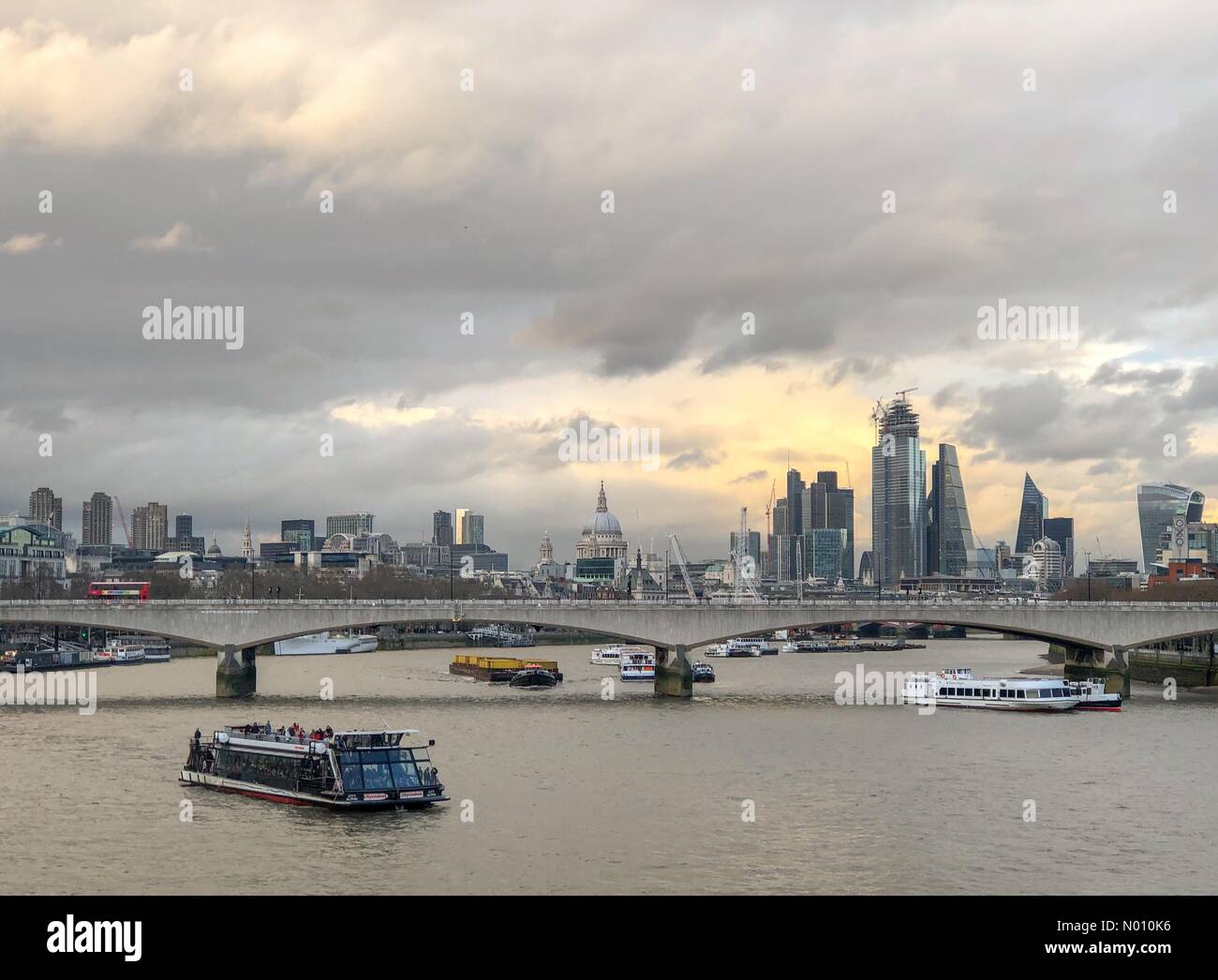 Londres, Royaume-Uni. 28 février 2019.UK Météo : Ciel nuageux au-dessus de Londres. Savoy Place, Londres. 28 février 2019. Temps incertain pour la capitale d'aujourd'hui. Temps nuageux sur la Tamise à Londres, U.K./StockimoNews jamesjagger : Crédit/Alamy Live News Crédit : jamesjagger StockimoNews //Alamy Live News Banque D'Images