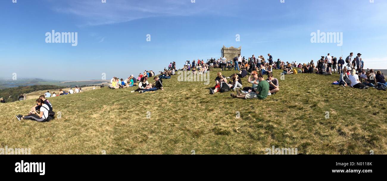 Chorley, Lancashire, Royaume-Uni. 19 avril, 2019. UK Météo : ensoleillé et chaud dans Chorley. Une belle journée ensoleillée pour la traditionnelle marche du pardon jusqu'Rivington Pike dans Chorley, Lancashire. Credit : Lancashire Images/StockimoNews/Alamy Live News Banque D'Images