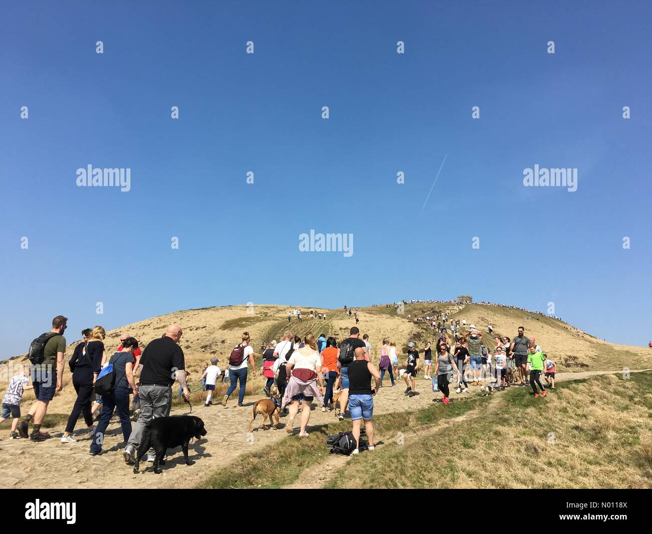 Chorley, Lancashire, Royaume-Uni. 19 avril, 2019. UK Météo : ensoleillé et chaud dans Chorley. Une belle journée ensoleillée pour la traditionnelle marche du pardon jusqu'Rivington Pike dans Chorley, Lancashire. Credit : Lancashire Images/StockimoNews/Alamy Live News Banque D'Images Chorley, Lancashire, Royaume-Uni. 19 avril, 2019. UK Météo : ensoleillé et chaud dans Chorley. Une belle journée ensoleillée pour la traditionnelle marche du pardon jusqu'Rivington Pike dans Chorley, Lancashire. Credit : Lancashire Images/StockimoNews/Alamy Live News Banque D'Images