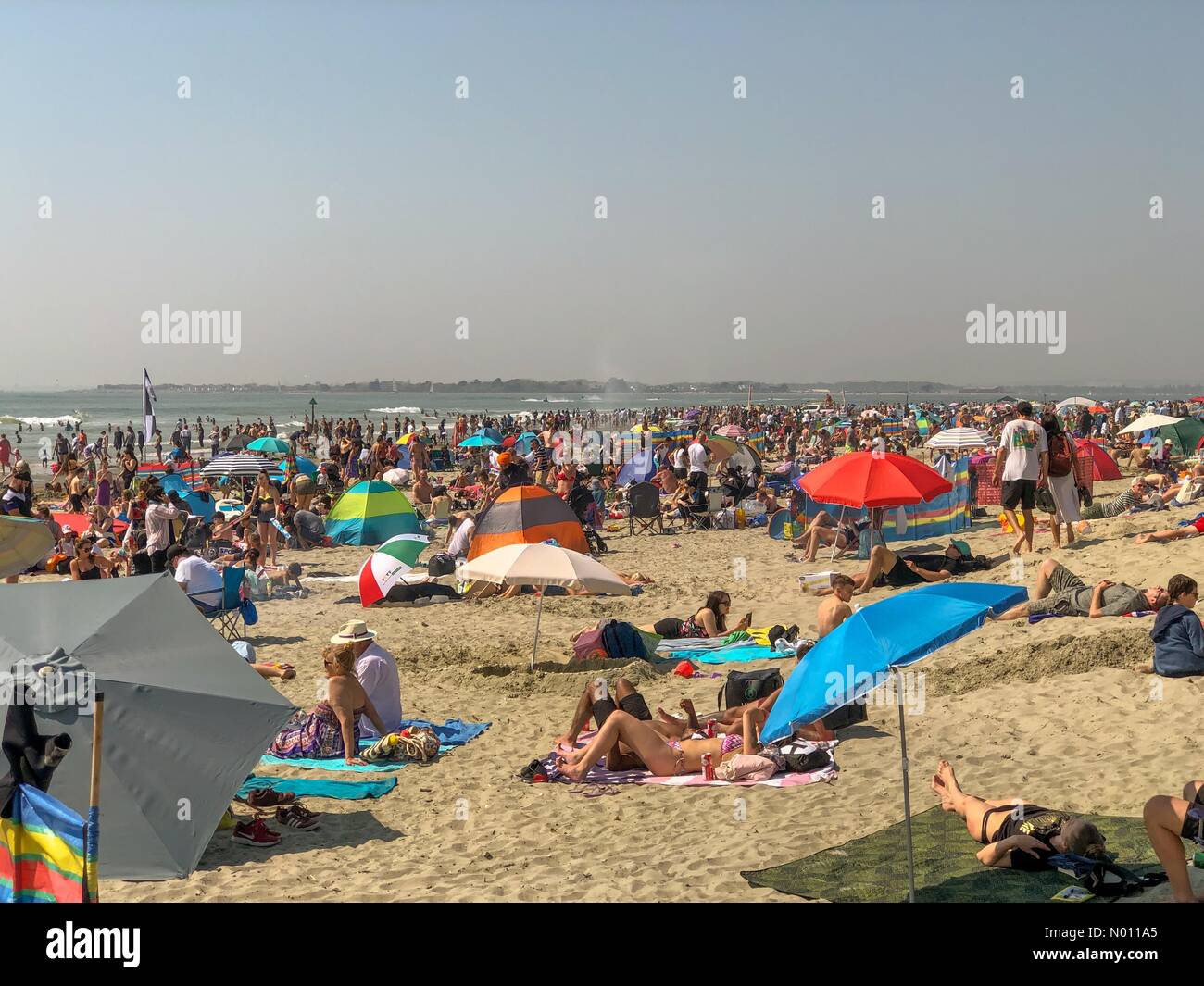 West Wittering, West Sussex, UK. 21 avril 2019. Temps ensoleillé et chaud le long de la côte sud d'aujourd'hui. La foule à West Wittering beach dans le West Sussex. /StockimoNews jamesjagger : Crédit/Alamy Live News Banque D'Images