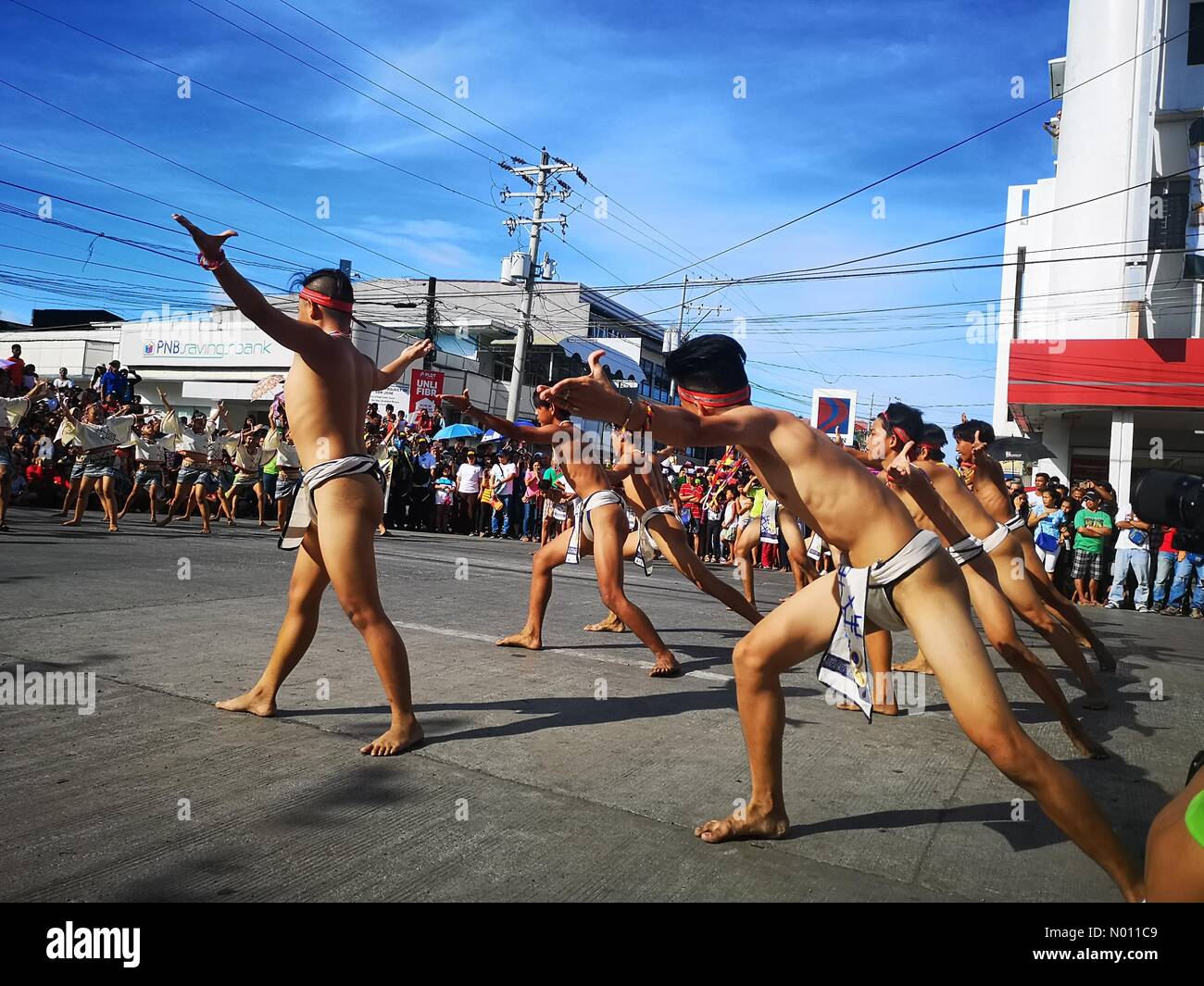 San Jose, Mindoro, Philippines. Tribu Mangyan met en valeur leur représentations ethniques pendant la parade de danse de rue de Pamaguhan Pandurucan sa Fête des vendanges. Sherbien Dacalanio : Crédit/StockimoNews/Alamy Live News Banque D'Images