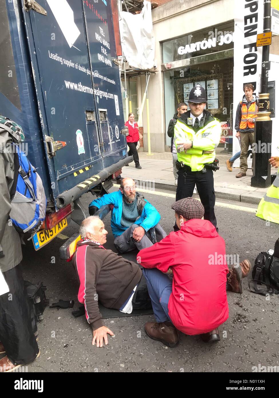 Westminster, London, UK. 7Th Oct 2019. Rébellion Extinction XR manifestation à Londres - Westminster au centre de Londres, UK - Lundi 7 octobre 2019. XR manifestants bloquer Marsham St à l'extérieur du Home Office Crédit : Steven Mai/StockimoNews/Alamy Live News Banque D'Images