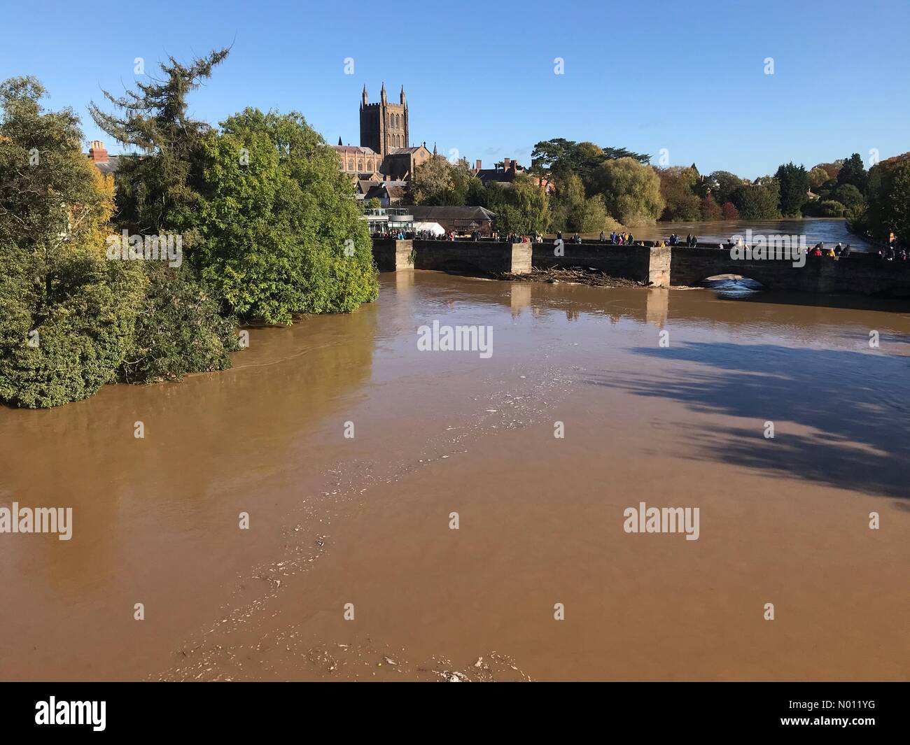 Hereford, Royaume-Uni. 27 Oct, 2019. Météo Inondations à Hereford Royaume-Uni Royaume-Uni - la rivière Wye est extrêmement élevé à Hereford avec quelques inondations sur la rive gauche. Crédit : Steven Mai / StockimoNews/Alamy Live News Banque D'Images