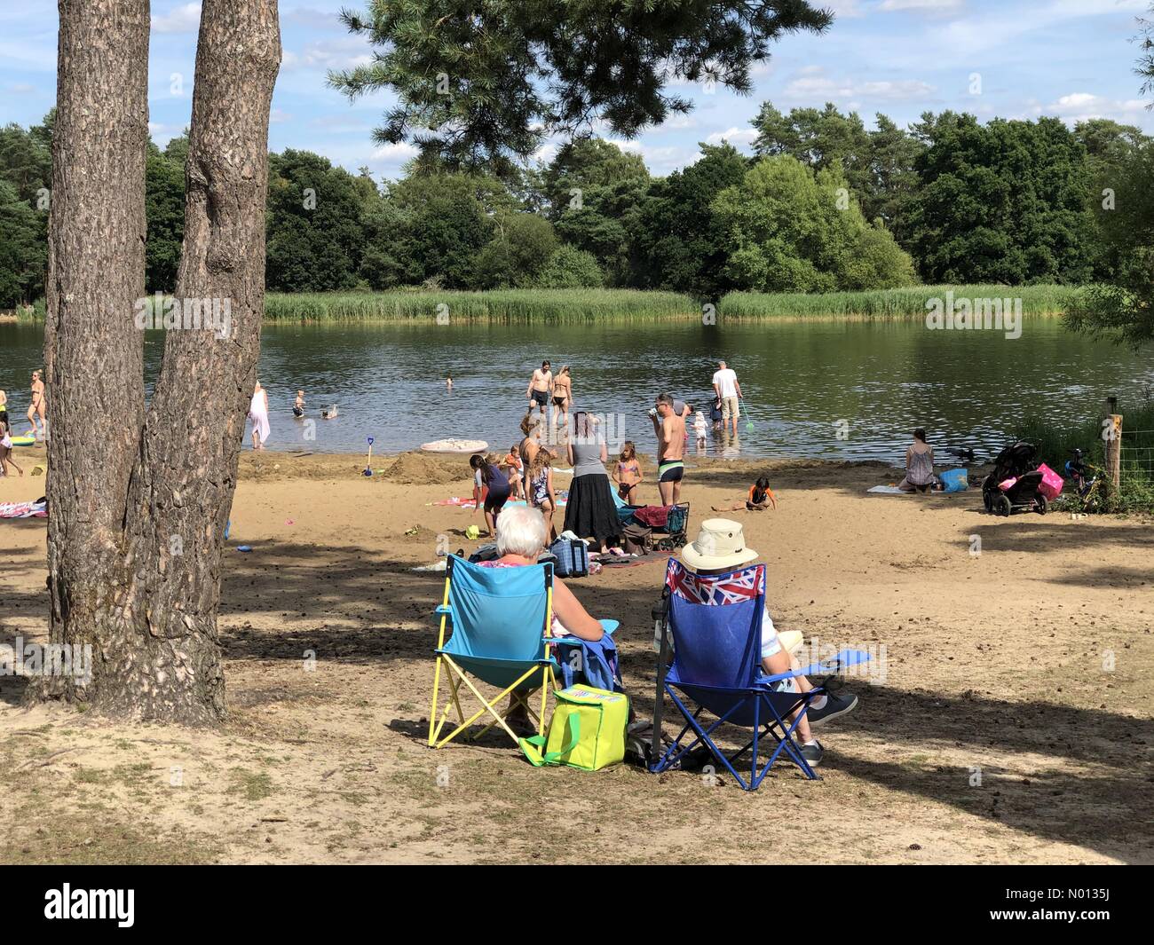 Météo au Royaume-Uni : intervalles ensoleillés à Frensham. Frensham Little Pond, Farnham. 12 juillet 2020. Temps chaud et ensoleillé dans les comtés d'origine aujourd'hui. Frensham Little Pond près de Farnham dans Surrey. Crédit : jamesjagger/StockimoNews/Alay Live News Banque D'Images