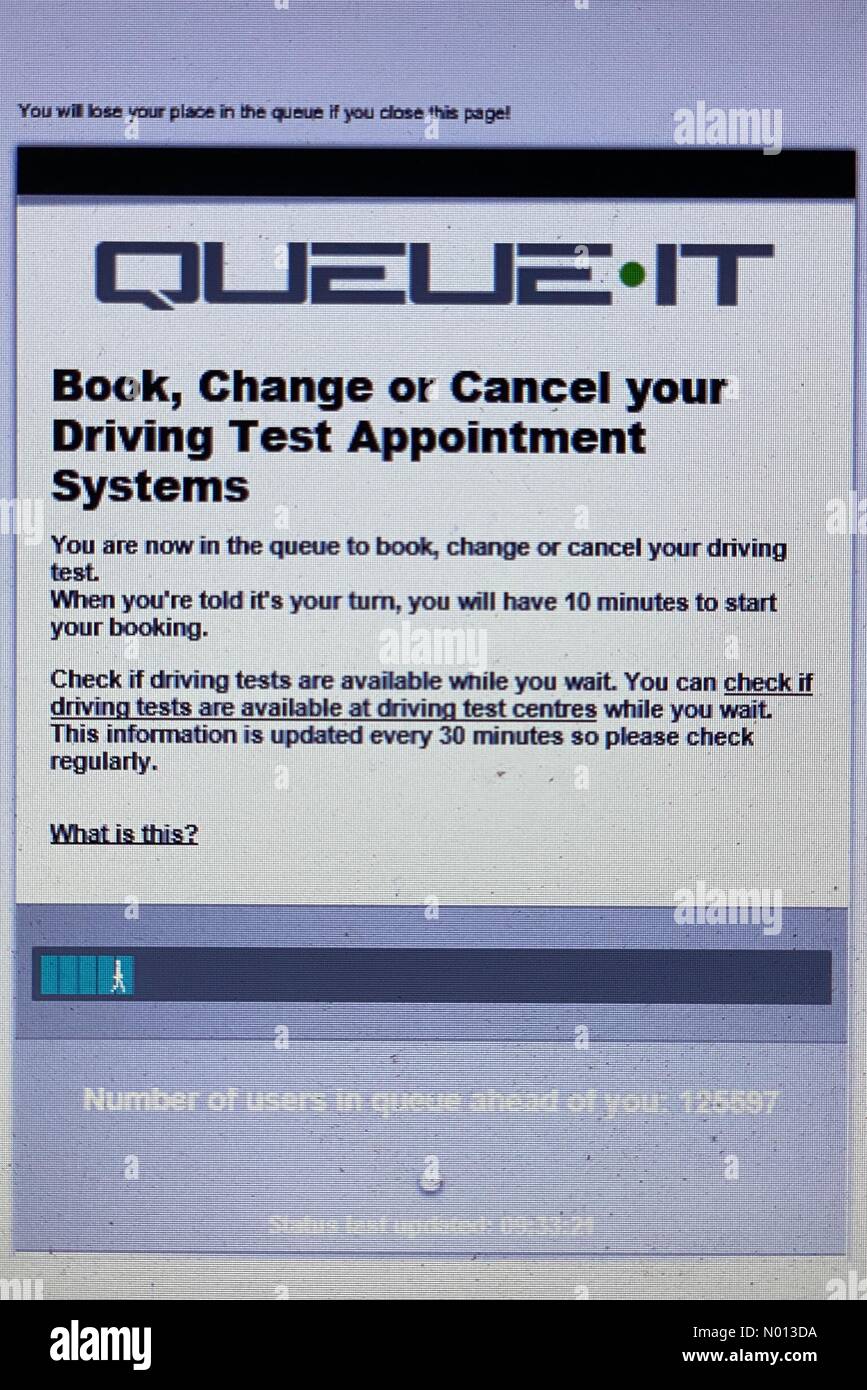 Longues files d'attente en ligne pour les essais de conduite au Royaume-Uni. Capture d'écran de la file d'attente montre 125 mille nouveaux pilotes à 9:30 am en attente de réserver un test. Crédit : nidpor/StockimoNews/Alamy Live News Banque D'Images