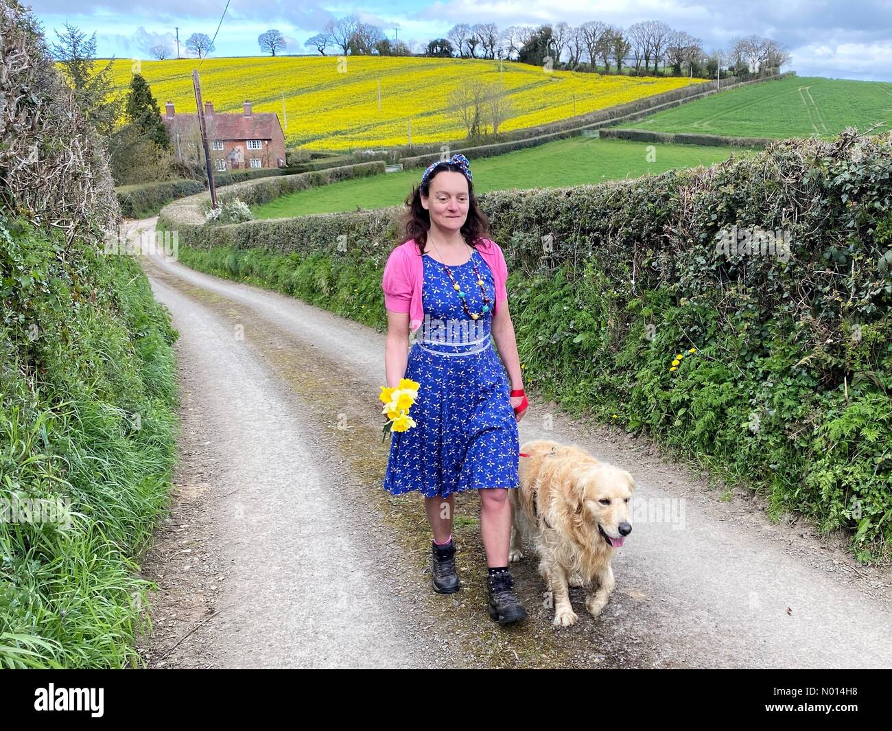 Rivière Teign, Teign Valley, Devon. 9 avril 2021. Météo au Royaume-Uni : le printemps haut en couleur, descendez les ruelles de campagne par une belle journée chaude pour Raich Keene et Raphael le retriever à la ferme de Winscombe, Dunsford, Devon. Crédit : nidpor/StockimoNews/Alamy Live News Banque D'Images