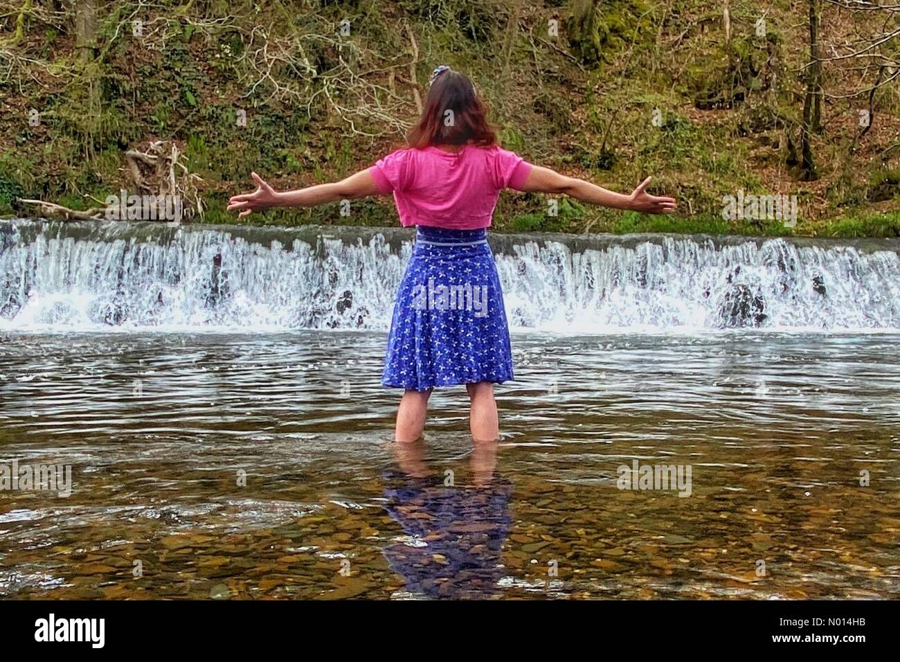 Rivière Teign, Teign Valley, Devon. 9 avril 2021. Météo au Royaume-Uni : pagayez de printemps pour Raich Keene le jour chaud au weir sur la rivière Teign, la vallée de Teign, le Devon. Crédit : nidpor/StockimoNews/Alamy Live News Banque D'Images