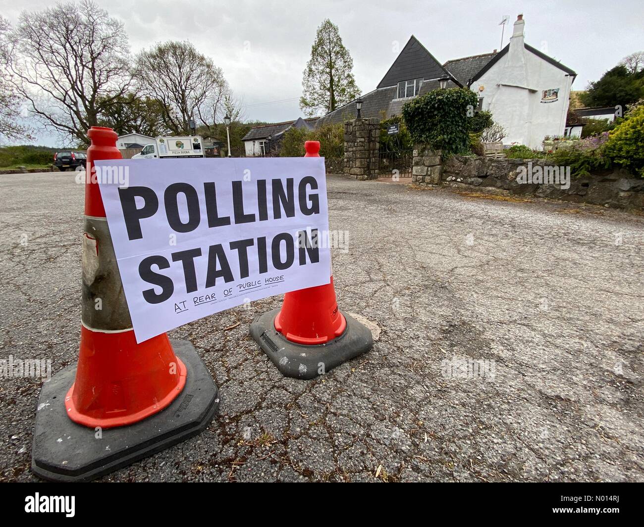 Doddiscombsleigh, Devon, le 6 mai 2021. Les punters des bureaux de vote des élections locales au Royaume-Uni ont été autorisés à voter à Doddiscombsleigh, Devon, le 6 mai 2021. Crédit : nidpor/StockimoNews/Alamy Live News Banque D'Images