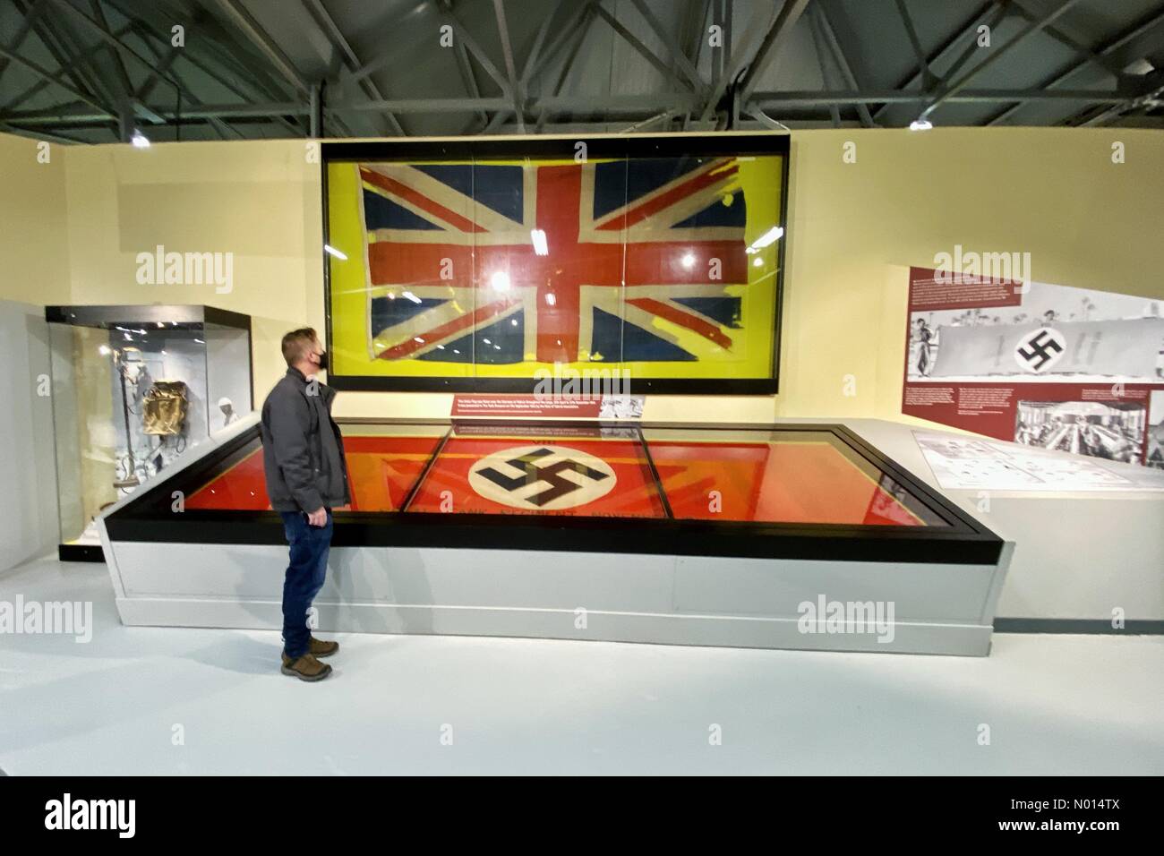 Bovington, Dorset, Royaume-Uni. 17 mai 2021. Nouvelle exposition "WW2: Histoires de guerre" le jour de la réouverture au Bovington Tank Museum. Affichage du drapeau de l'Union et du drapeau de la Swastika capturés à la bataille de Tobruk. Crédit: Nidpor crédit: Nidpor/StockimoNews/Alay Live News Banque D'Images