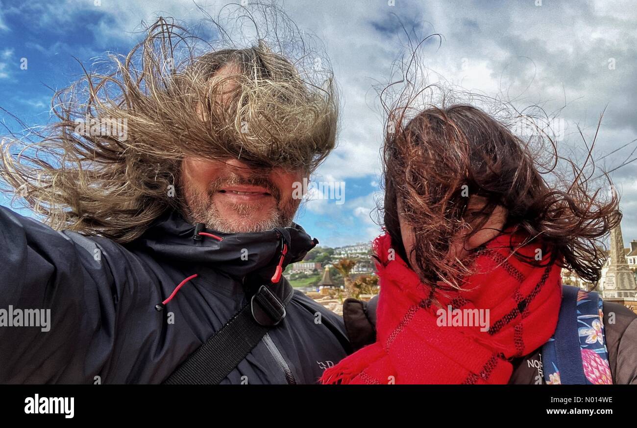 Plage de Teignmouth, Devon. 21 mai 2021. Météo au Royaume-Uni: Couple de cheveux fou à la plage de Teignmouth au cours de l'avertissement météo de bourrache dans Devon crédit: Nidpor/StockimoNews/Alamy Live News Banque D'Images