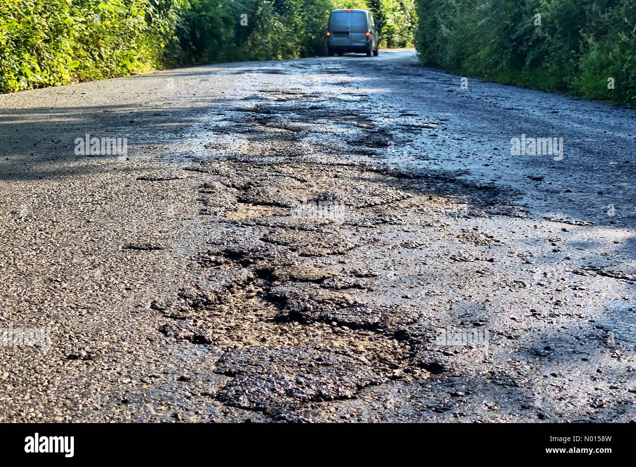 Doddiscombsleigh, Devon, Royaume-Uni. 21 juillet 2021. Météo au Royaume-Uni : les températures de cuisson fondent les routes de goudron lors d'une autre journée de torréfaction chaude au sommet de Tick Lane près de Doddiscombsleigh près de Devon. 21 juillet 2021. Crédit: Nidpor crédit: Nidpor/StockimoNews/Alay Live News Banque D'Images