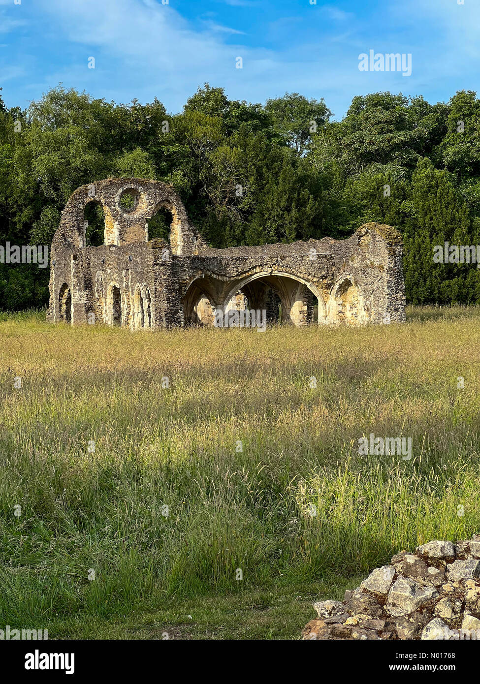 Abbaye de Waverley, Farnham. 21st juin 2022. Météo au Royaume-Uni : ensoleillé à Farnham. Abbaye de Waverley, Farnham. 21st juin 2022. Une belle matinée à travers les comtés d'origine. Intervalles ensoleillés aux ruines de l'abbaye de Waverley près de Farnham dans Surrey. Crédit : jamesjagger/StockimoNews/Alay Live News Banque D'Images