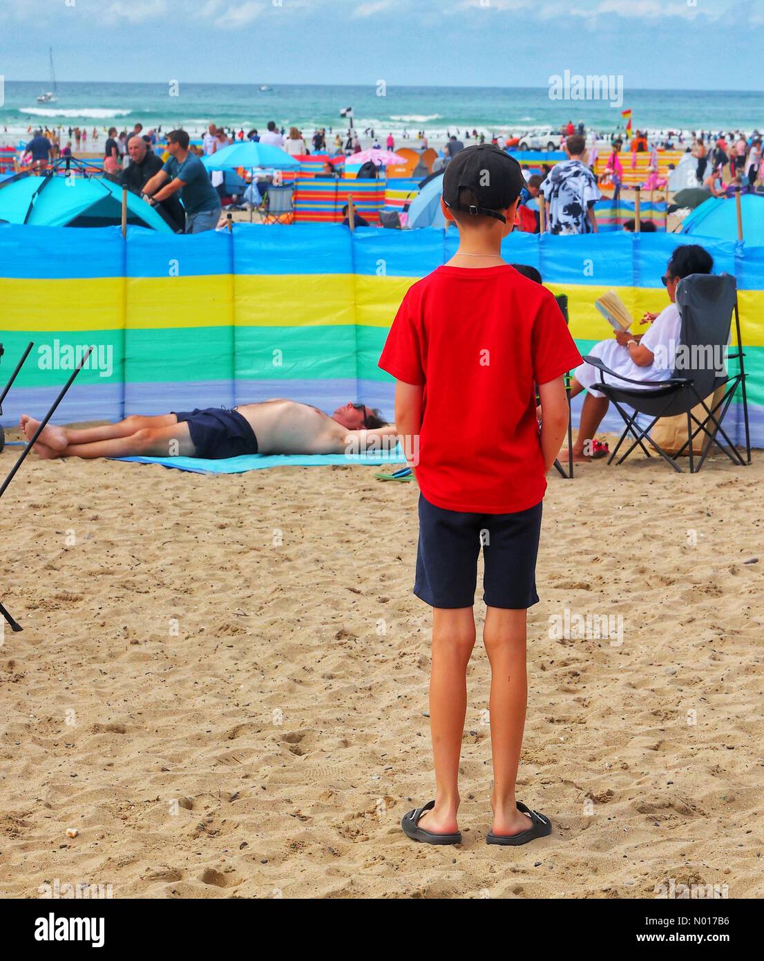 Météo au Royaume-Uni : occupé à la plage de Polzeath lors d'une chaude journée de débordement. 26 juillet 2022. Crédit Nidpor crédit: Nidpor/StockimoNews/Alay Live News Banque D'Images