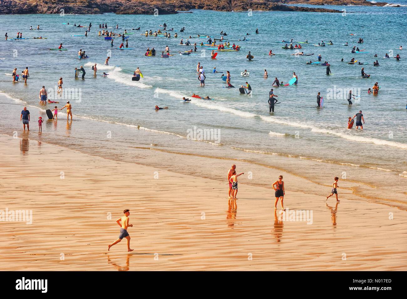 Cornwall, Royaume-Uni. 13th août 2022. Météo au Royaume-Uni: Samedi matin ensoleillé, les clients de la plage à New Polzeath, Cornwall, Royaume-Uni. 13 août 2022. Crédit : nidpor / StockimoNews / Alamy Live News Banque D'Images