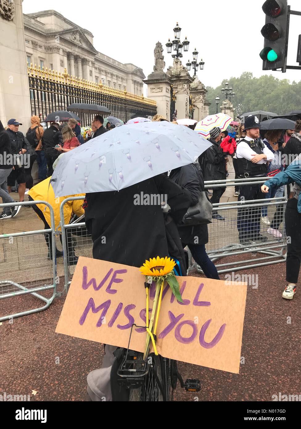 Deuil de la reine Elizabeth II à Londres - Londres Royaume-Uni vendredi 9th septembre 2022 - les gens se rassemblent sous la pluie devant le palais de Buckingham. Photo Steven May Banque D'Images