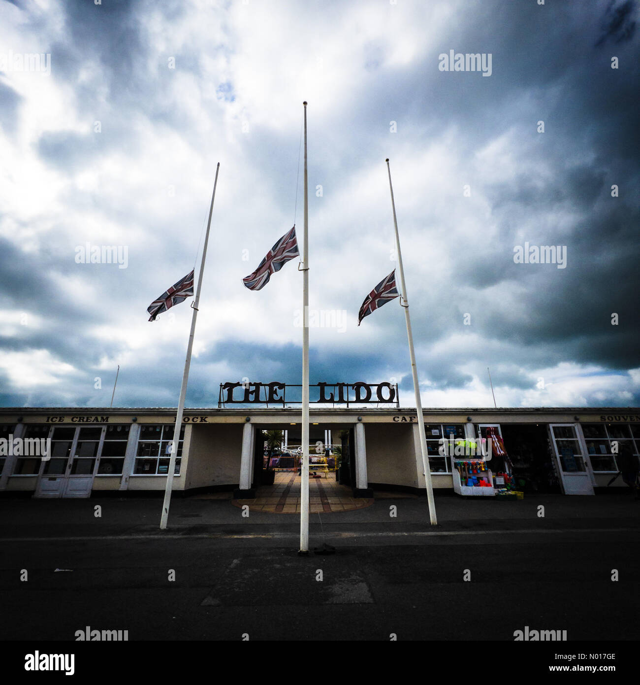 Worthing, Royaume-Uni. 9th 2022 sept: Les drapeaux volent en Berne sur le front de mer de Worthing au Lido en l'honneur de la mort de la reine Elizabeth II crédit: Julie Edwards/StockimoNews/Alamy Live News Banque D'Images