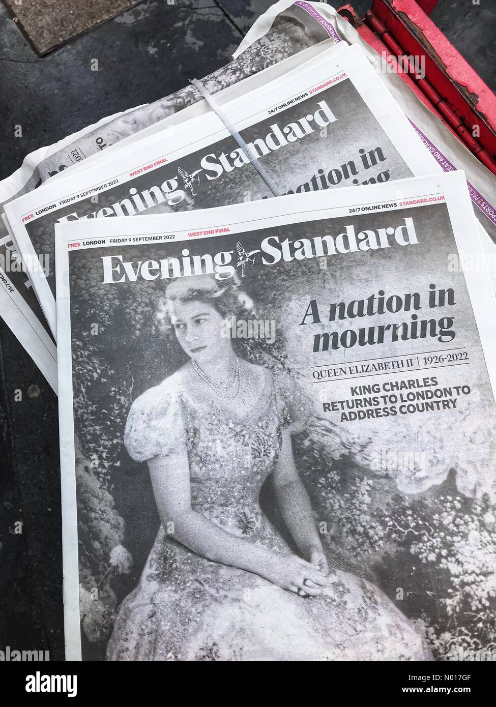Queen Elizabeth II journal Londres UK - Londres UK vendredi 9th septembre 2022 - le journal Evening Standard titre une nation en deuil Banque D'Images