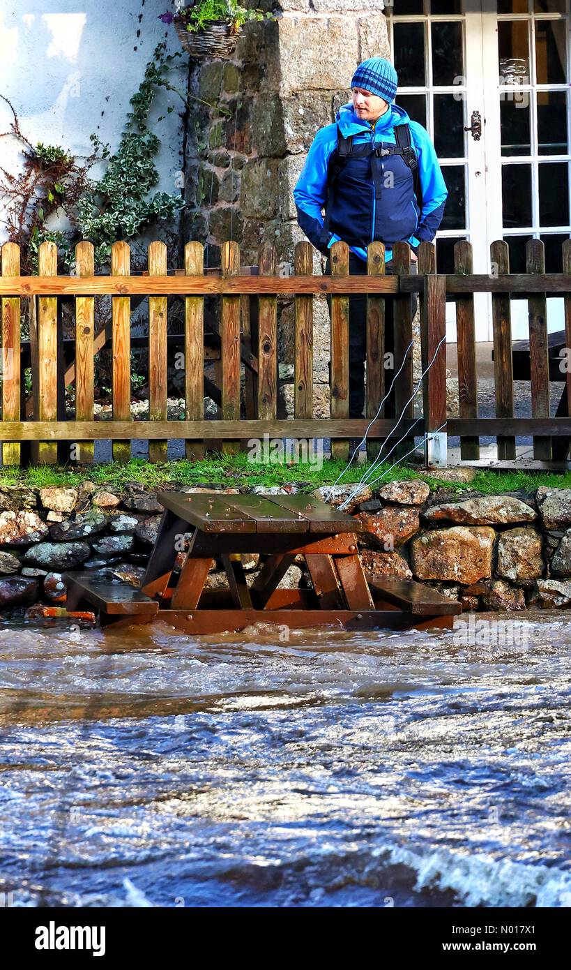 Dartmoor, Devon, Royaume-Uni. 7th janv. 2023.UK Météo: Haute eau à la rivière torrentiel Teign, Fingle Bridge, Dartmoor, Devon, Royaume-Uni. Le pub Fingle Bridge a fixé des bancs dans l'inondation. 7 janvier 2023. Crédit nidpor crédit: Nidpor/StockimoNews/Alamy Live News crédit: Nidpor/StockimoNews/Alamy Live News Banque D'Images