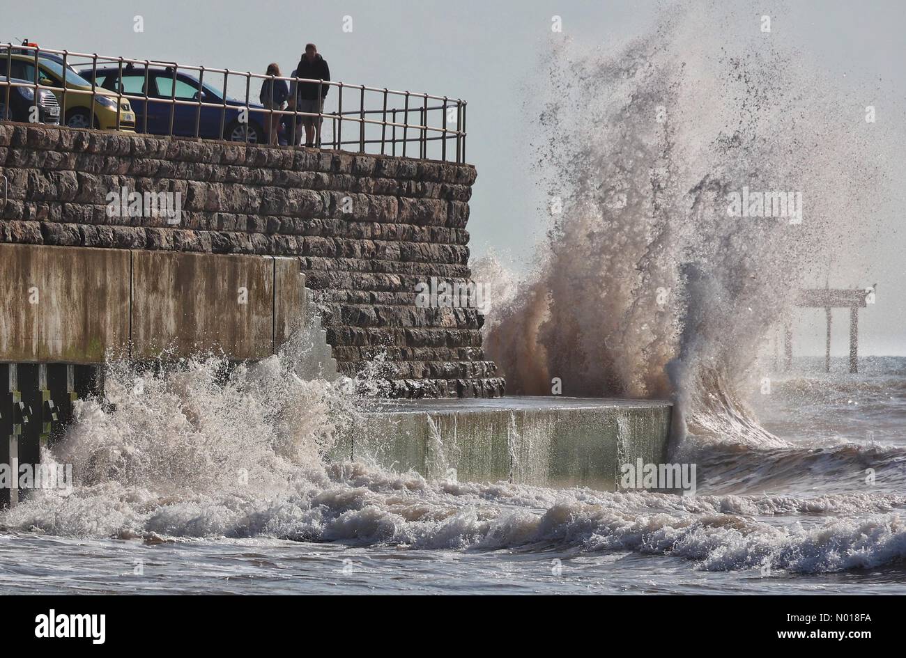 Météo au Royaume-Uni : ensoleillé et bâclé avec des vagues qui frappent le mur de la mer sur la plage de Teignmouth, Devon, Royaume-Uni. 27 mai 2023. Crédit Nidpor crédit: Nidpor/StockimoNews/Alay Live News Banque D'Images