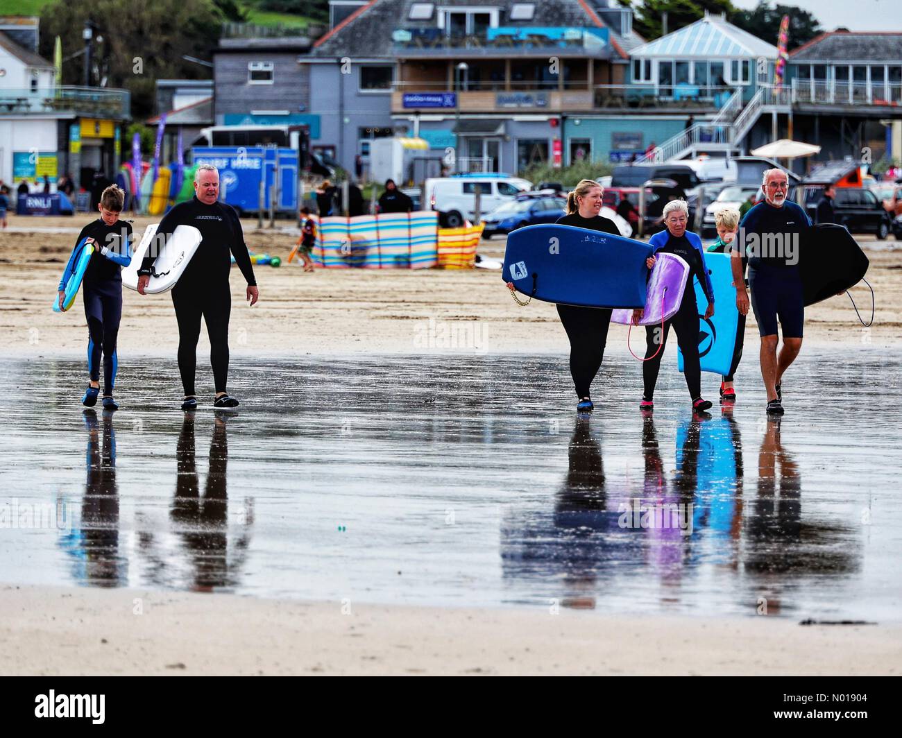 UK Météo : scène balnéaire de vacances de banque sur une plage nuageuse de Polzeath, Cornouailles, Royaume-Uni. 28 août 2023. Crédit nidpor crédit : nidpor/StockimoNews/Alamy Live News Banque D'Images