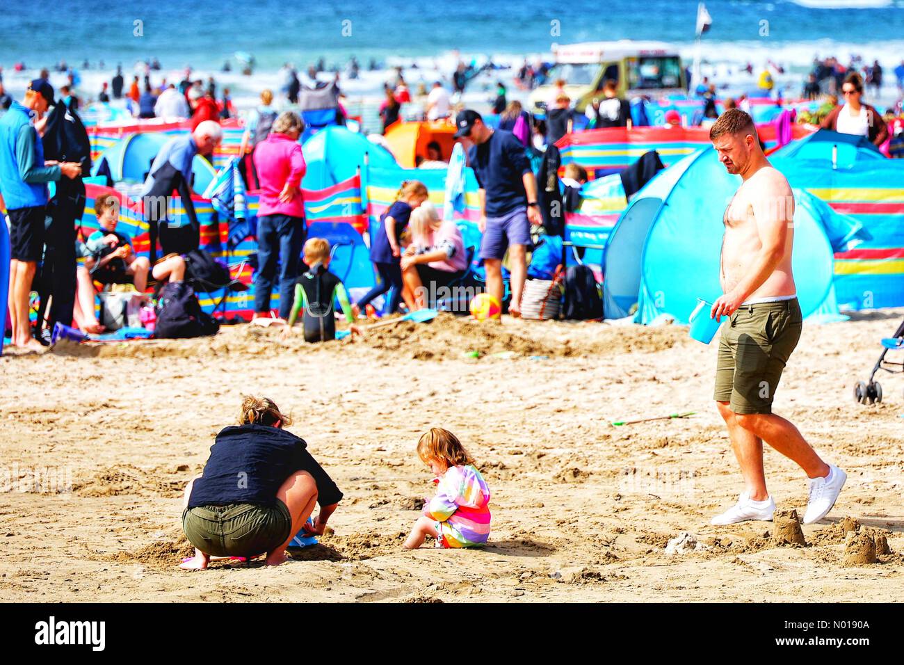 Météo au Royaume-Uni : les sorts ensoleillés amènent les foules à la plage animée pendant les jours fériés. Polzeath, Cornouailles, Royaume-Uni. 28 août 2023. Crédit nidpor crédit : nidpor/StockimoNews/Alamy Live News Banque D'Images