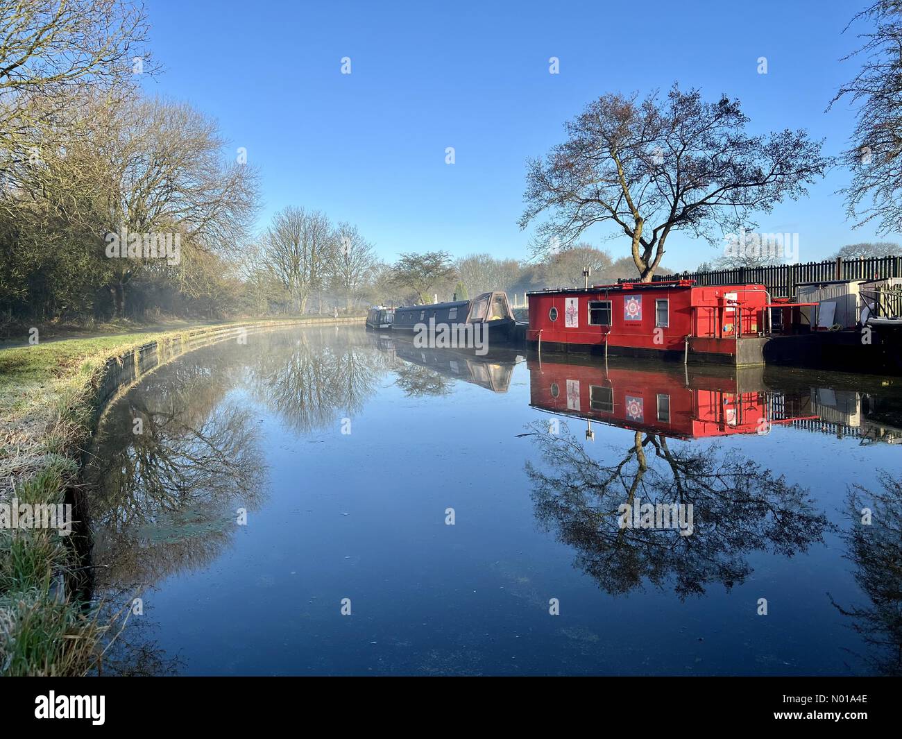 UK Météo : ensoleillé et gelé à Adlington. Réflexions de bateau étroit sur Leeds et Liverpool canal à Adlington dans le Lancashire par un matin d'hiver brumeux Banque D'Images UK Météo : ensoleillé et gelé à Adlington. Réflexions de bateau étroit sur Leeds et Liverpool canal à Adlington dans le Lancashire par un matin d'hiver brumeux Banque D'Images