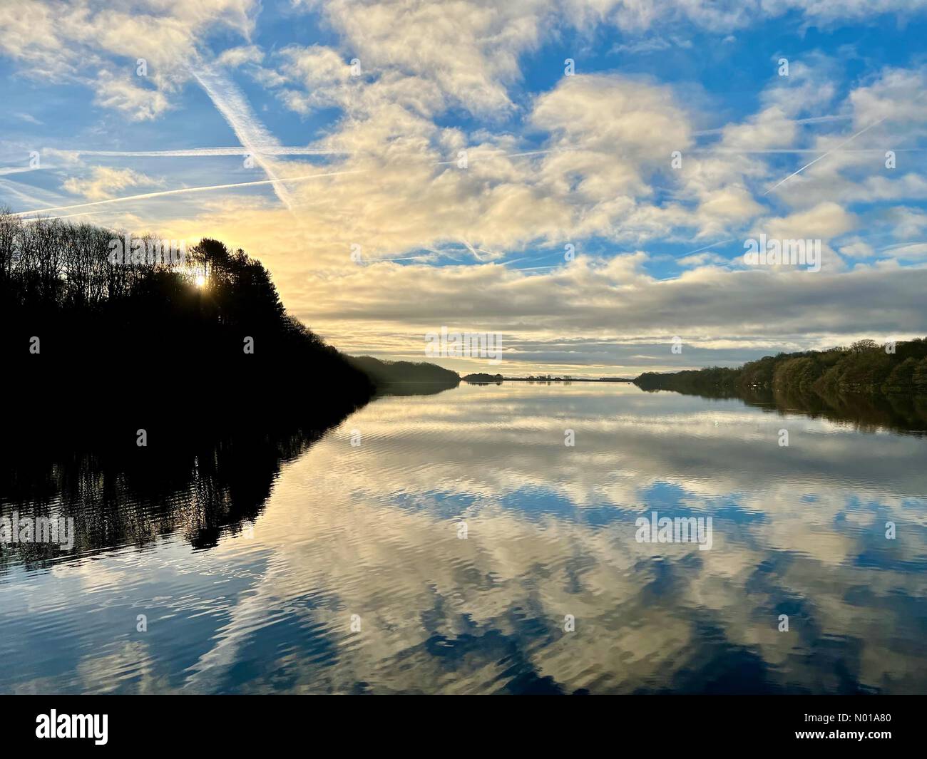 UK Météo : matin ensoleillé à Rivington. Matin d'hiver froid et ensoleillé avec soleil et nuages reflétés dans le réservoir de Rivington près de Chorley dans le Lancashire Banque D'Images UK Météo : matin ensoleillé à Rivington. Matin d'hiver froid et ensoleillé avec soleil et nuages reflétés dans le réservoir de Rivington près de Chorley dans le Lancashire Banque D'Images