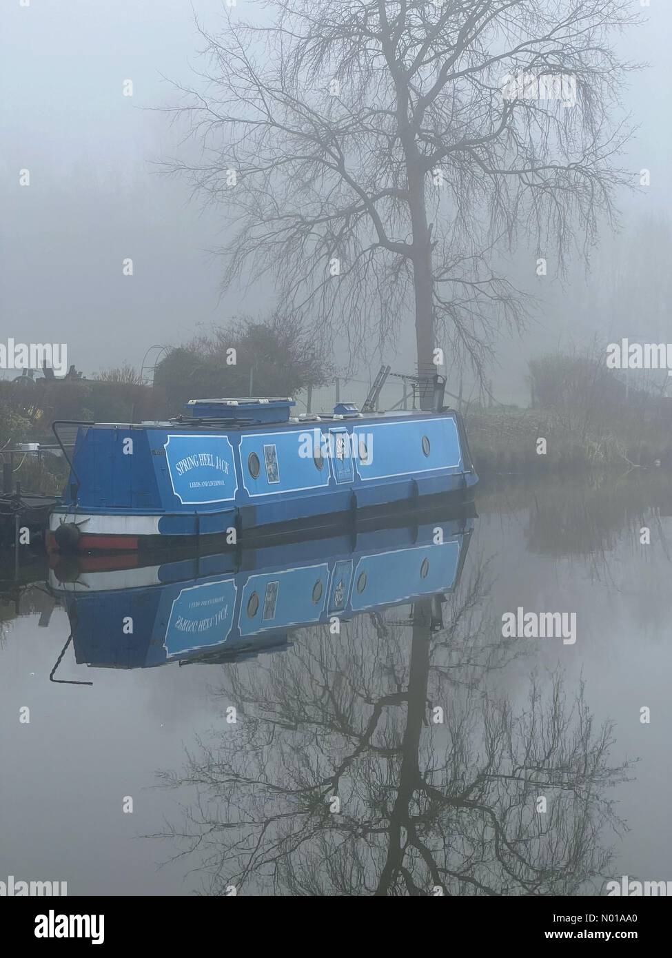 Adlington, Lancashire. 11 février 2024. Météo Royaume-Uni : brouillard à Adlington, Lancashire. Une matinée brumeuse sur le canal de Leeds et Liverpool à Adlington. Bateau étroit reflété dans le canal crédit : Lancashire images/StockimoNews/Alamy Live News Banque D'Images Adlington, Lancashire. 11 février 2024. Météo Royaume-Uni : brouillard à Adlington, Lancashire. Une matinée brumeuse sur le canal de Leeds et Liverpool à Adlington. Bateau étroit reflété dans le canal crédit : Lancashire images/StockimoNews/Alamy Live News Banque D'Images