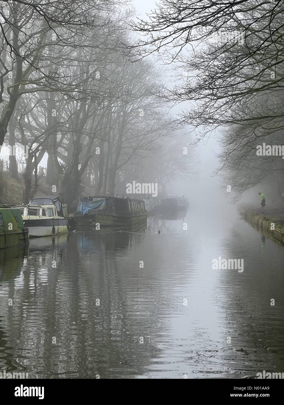 Adlington, Lancashire. 11 février 2024. Météo Royaume-Uni : brouillard à Adlington, Lancashire. Une matinée brumeuse sur le canal de Leeds et Liverpool à Adlington. Des bateaux étroits se reflètent dans le canal et figurent sur la piste de remorquage crédit : Lancashire images/StockimoNews/Alamy Live News Banque D'Images Adlington, Lancashire. 11 février 2024. Météo Royaume-Uni : brouillard à Adlington, Lancashire. Une matinée brumeuse sur le canal de Leeds et Liverpool à Adlington. Des bateaux étroits se reflètent dans le canal et figurent sur la piste de remorquage crédit : Lancashire images/StockimoNews/Alamy Live News Banque D'Images