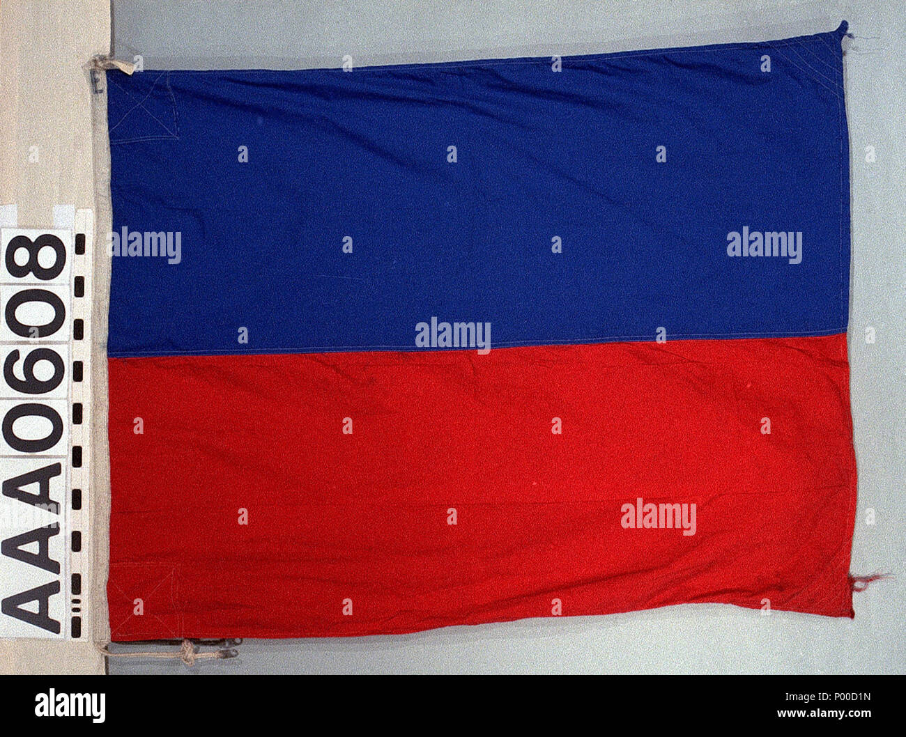 . Anglais : Code international E Drapeau de signal. Code international E. la corde et deux clips ci-joint. . À partir de 1934. Inconnu 51 Code International E RP 2120 RMG Banque D'Images