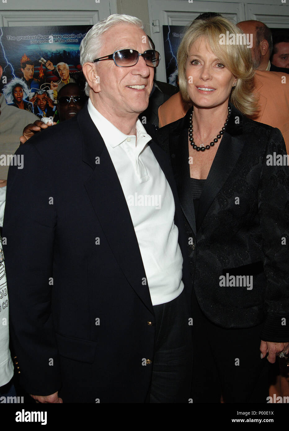 Leslie Nielsen et femme @ Superhero Movie première mondiale au Festival Mann Theatre de Los Angeles. NielsonLeslie trois quarts sourire femme 14 Événement dans la vie d'Hollywood, Californie - Red Carpet Event, USA, Cinéma, Célébrités, photographie, Bestof, Arts, Culture et divertissement, Célébrités, Mode de vie meilleure, Hollywood, événement dans la vie d'Hollywood, Californie - Tapis rouge et en coulisses, musique, célébrités, Topix en couple, en famille (mari et femme) et les enfants - les enfants, frères et sœurs, tsuni@Gamma-USA.com Tsuni enquête de crédit / USA, 2006 à 2009 Banque D'Images